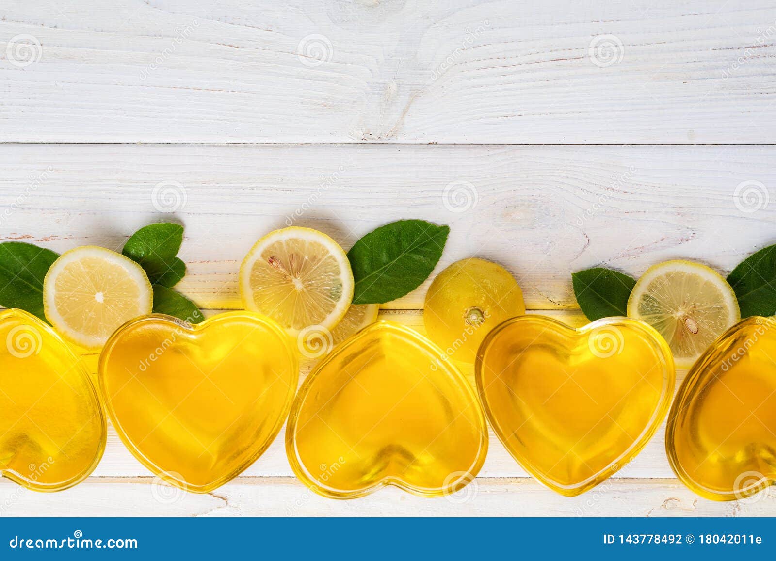 Желтый желейный. Желе желтое. Лимон в форме сердца. Желтое желе фон. Желе из Лимонов фото.