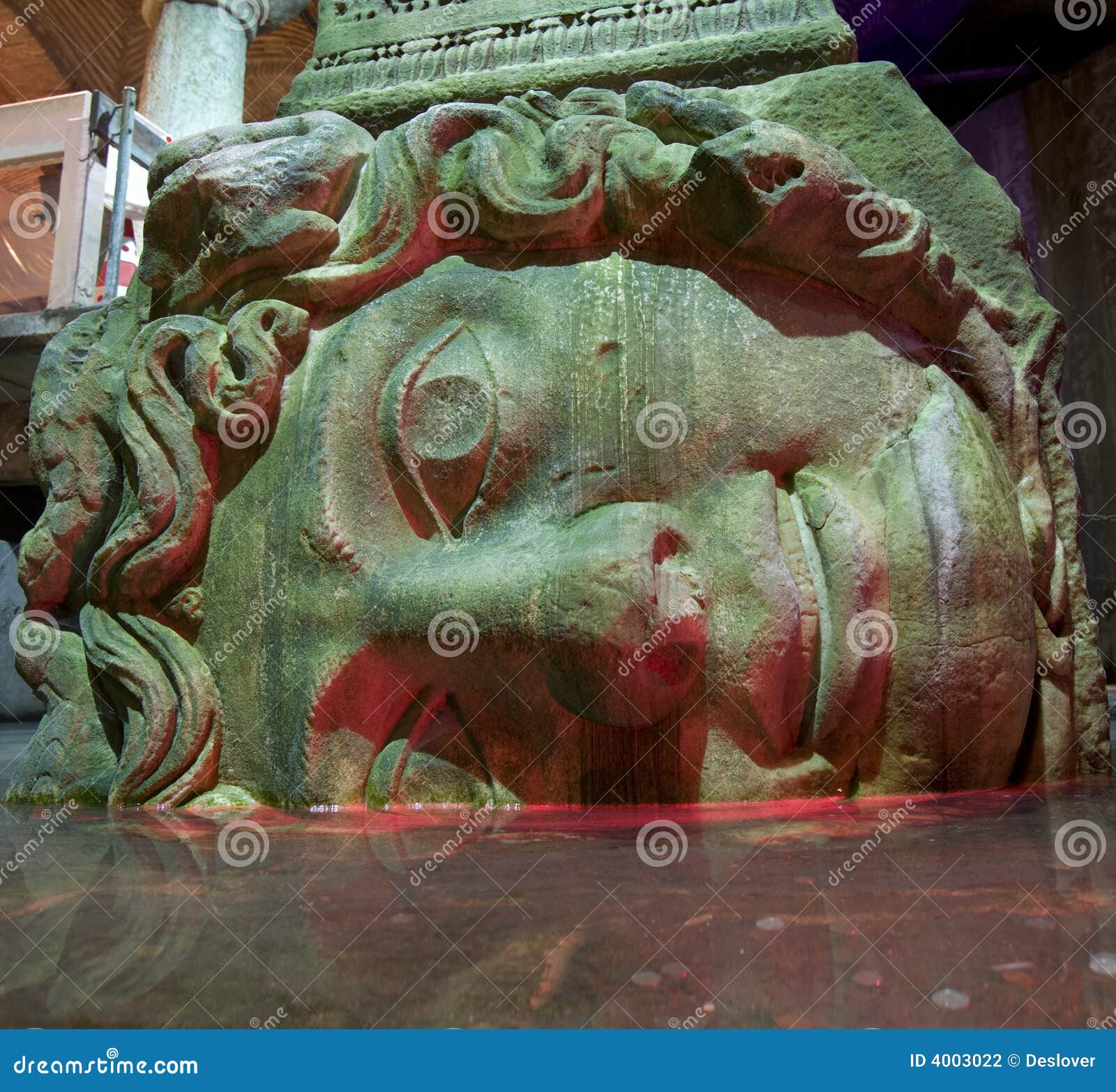 Yerebatan Medusakopf. Unterstützende Hauptspalte der Medusa an der Yerebatan Zisterne (Istanbul)