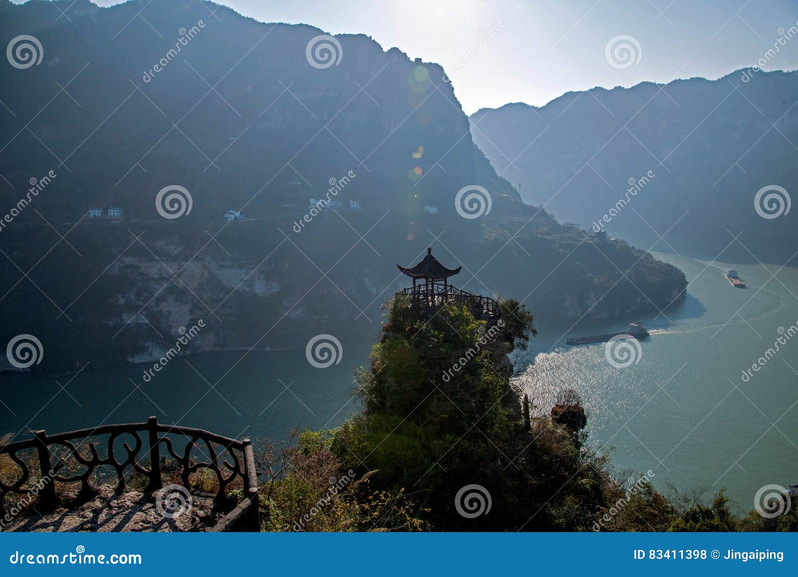 yiling, hubei three gorges of the yangtze river dengying gap in the small pavilion