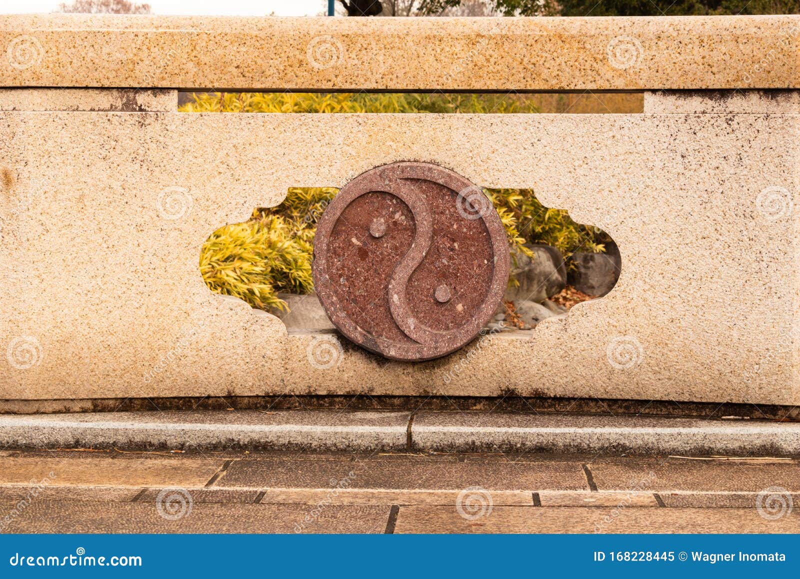 simbolo yin yang feito de pedra no muro