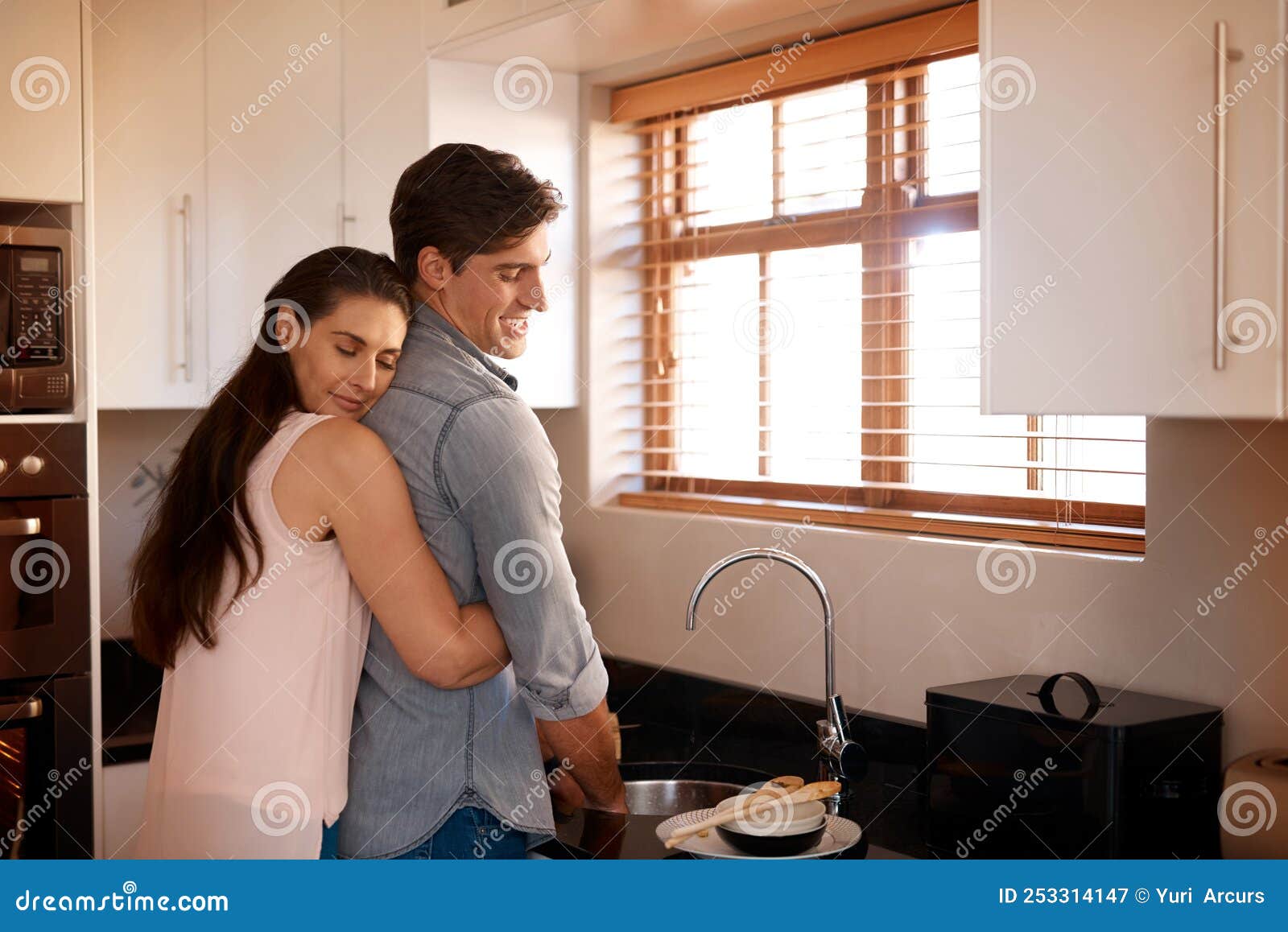 Yo Nunca Dejo Ir. Una Pareja Cariñosa Que Pasa Tiempo De Calidad Juntos En Casa. Imagen de archivo - Imagen de moderno, rotura: 253314147 Yo Nunca Dejo Ir. Una Pareja Cariñosa Que Pasa Tiempo De Calidad Juntos En Casa. Imagen de archivo - Imagen de moderno, rotura: 253314147