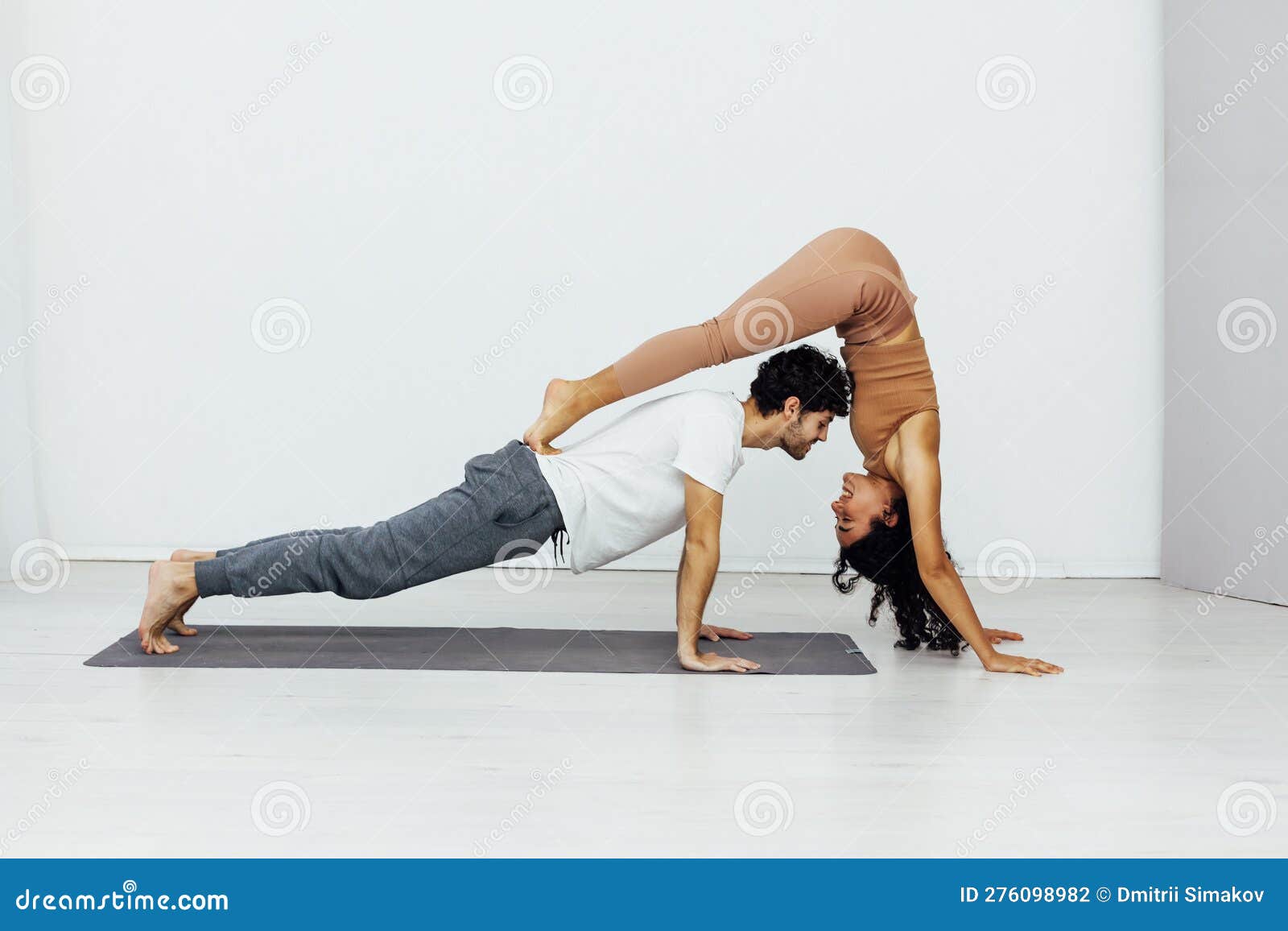 Yoga Coloca Mulher E Homem Do Aquecimento Da Ginástica Exercícios