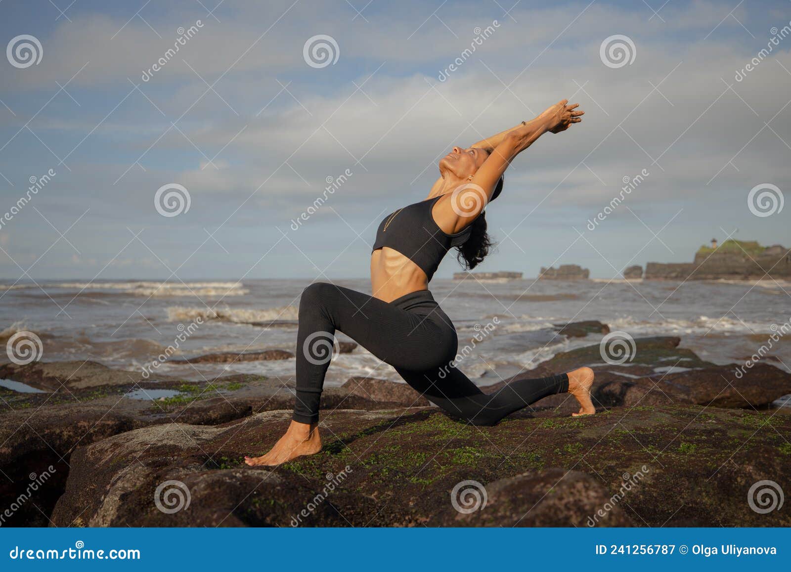 Yoga Da Praia Matinal. Mulher Asiática Que Pratica Anjaneyasana