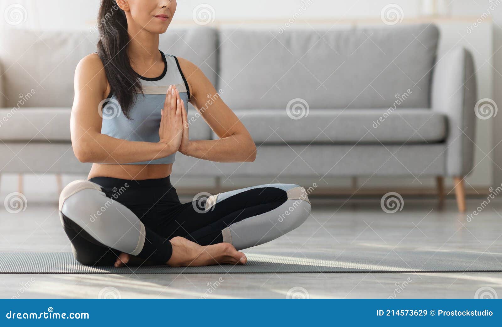 Yoga Dama Meditando En Loto Pose En Casa Recortado Imagen de