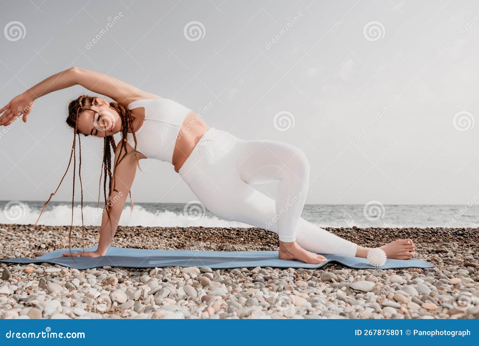 Yoga De Para Mujeres. Mujer De Mediana Con Trenzas Rastas En Piernas Blancas Y Camisetas Estirando Imagen de - Imagen de aptitud: 267875801