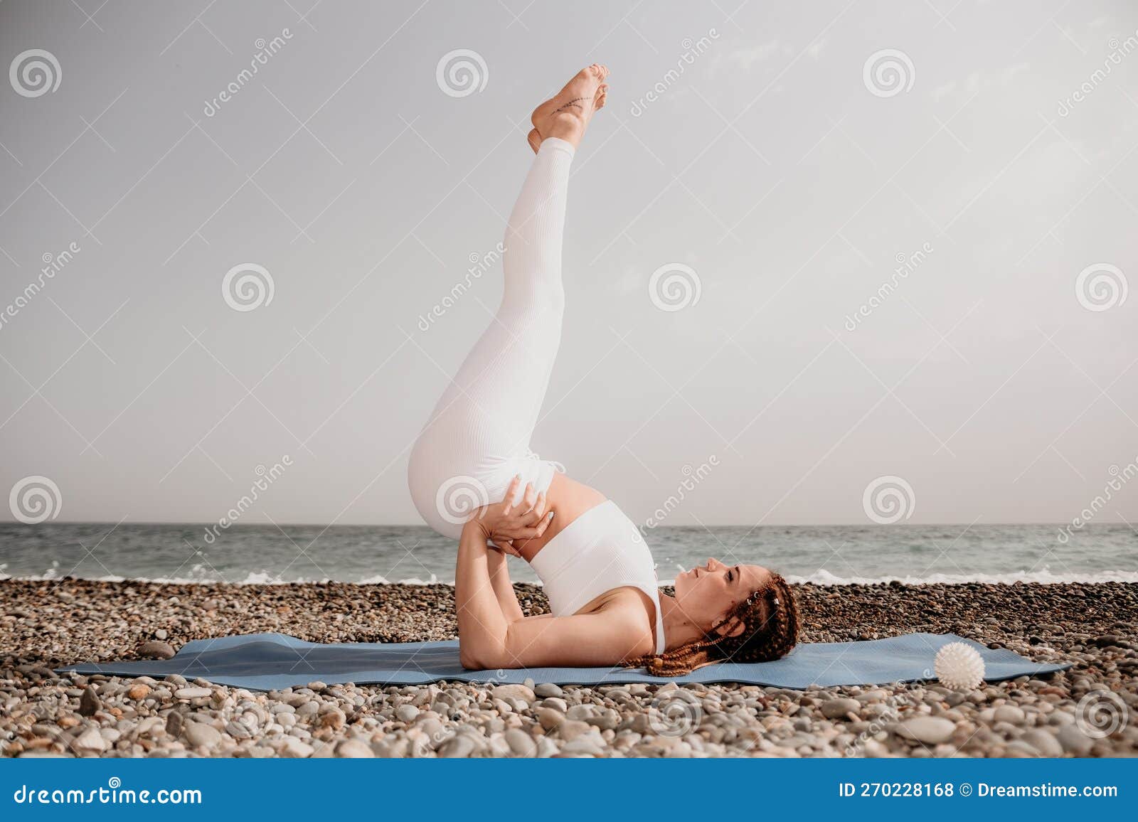 Yoga De Mar Para Mujeres. Mujer De Mediana Edad Con Trenzas Rastas En Piernas Blancas Y Camisetas Estirando Foto de archivo - Imagen de persona, 270228168