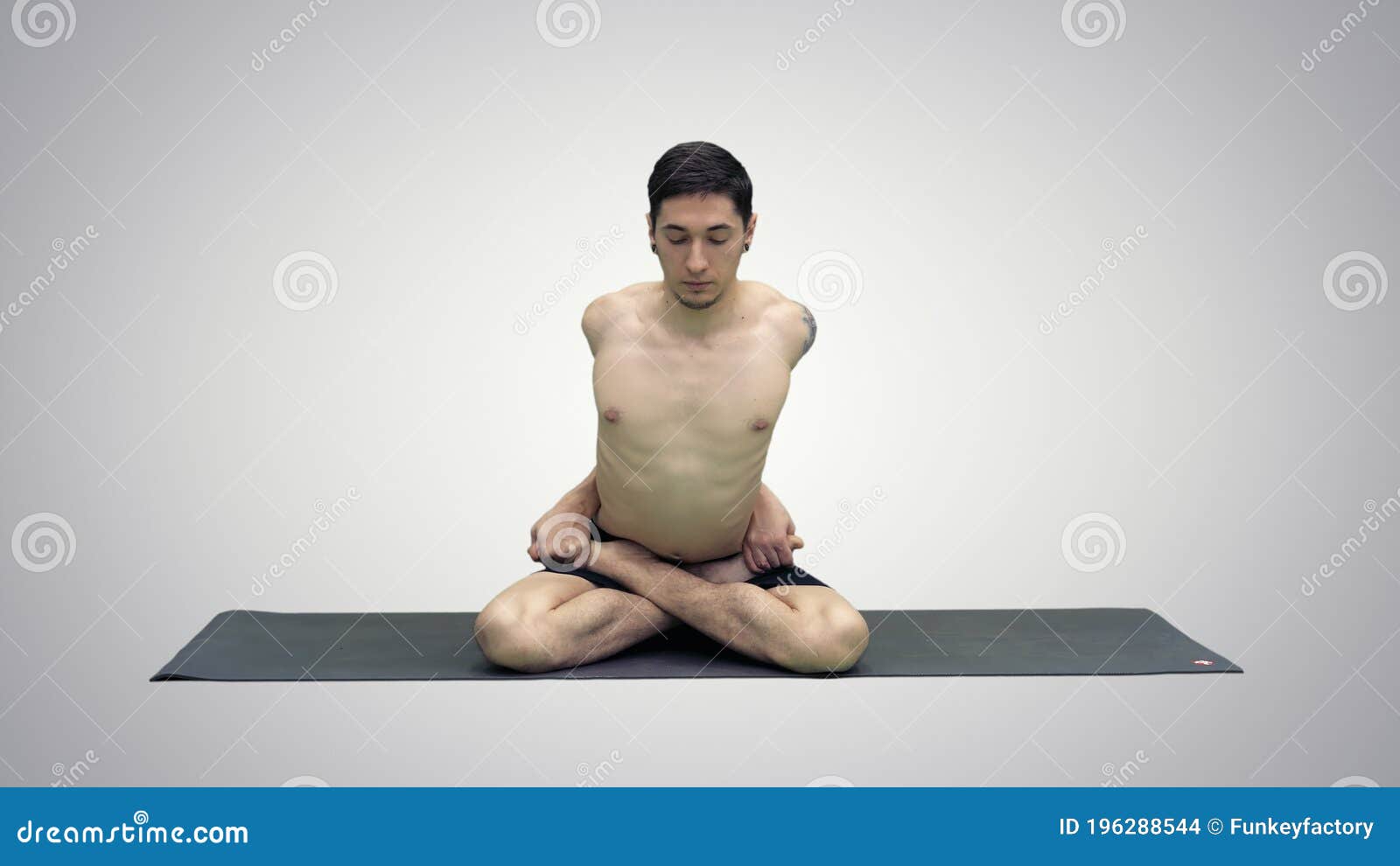 Axé Homme Athlétique Posant Dans Le Yoga Difficile Pose, Isolé Sur Blanc  Banque D'Images et Photos Libres De Droits. Image 26300235