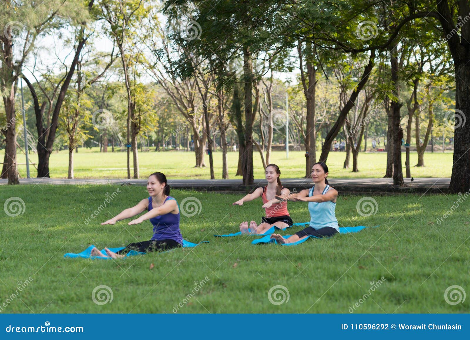 Yoga de pratique de famille en parc extérieur Concept de l sain. Yoga de pratique de famille en parc extérieur Concept de mode de vie et de relaxation sains