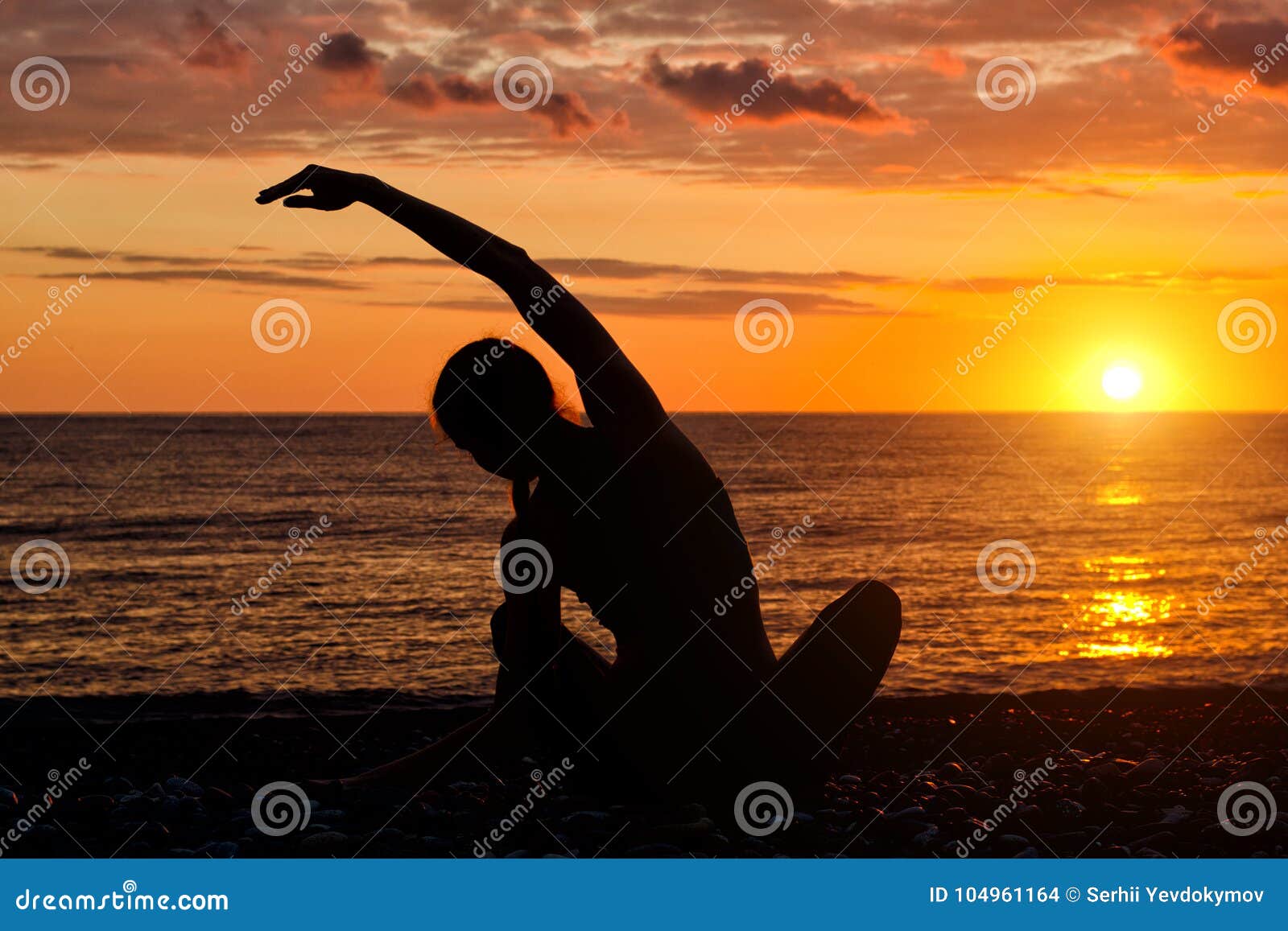 Yoga De Pratique De Fille Sur La Plage Vue Du Dos Coucher