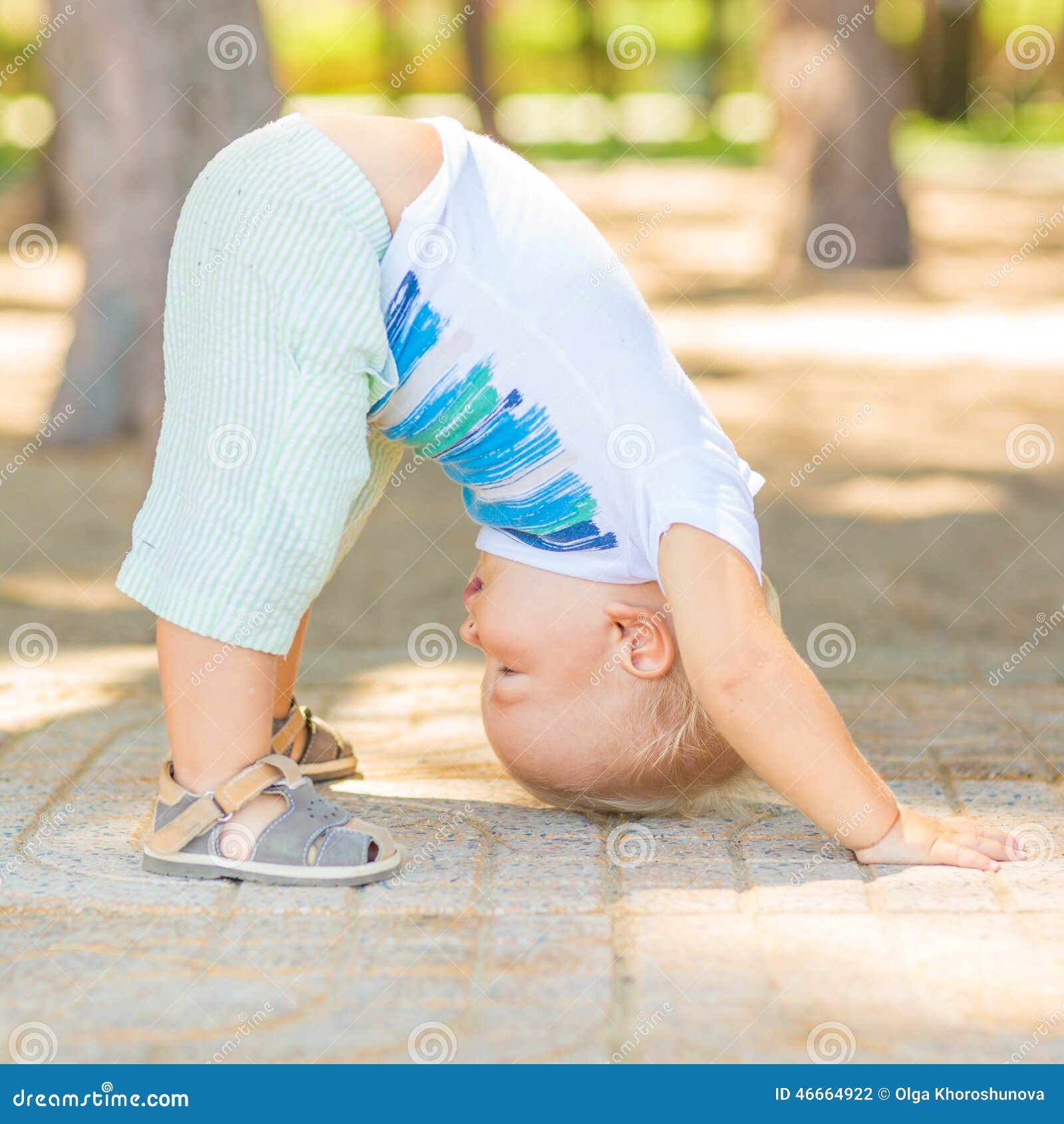 Yoga del bebé foto de archivo. Imagen de fondo, conceptual 46664922