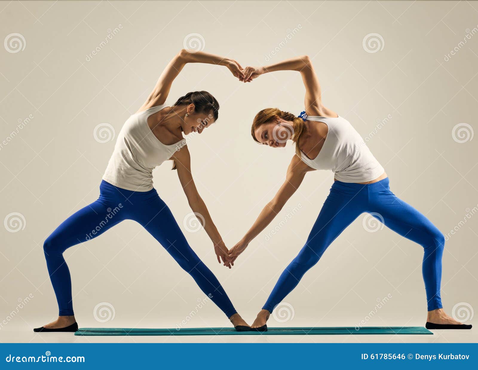 Yoga in den Paaren Inneres stockfoto. Bild von leute - 61785646
