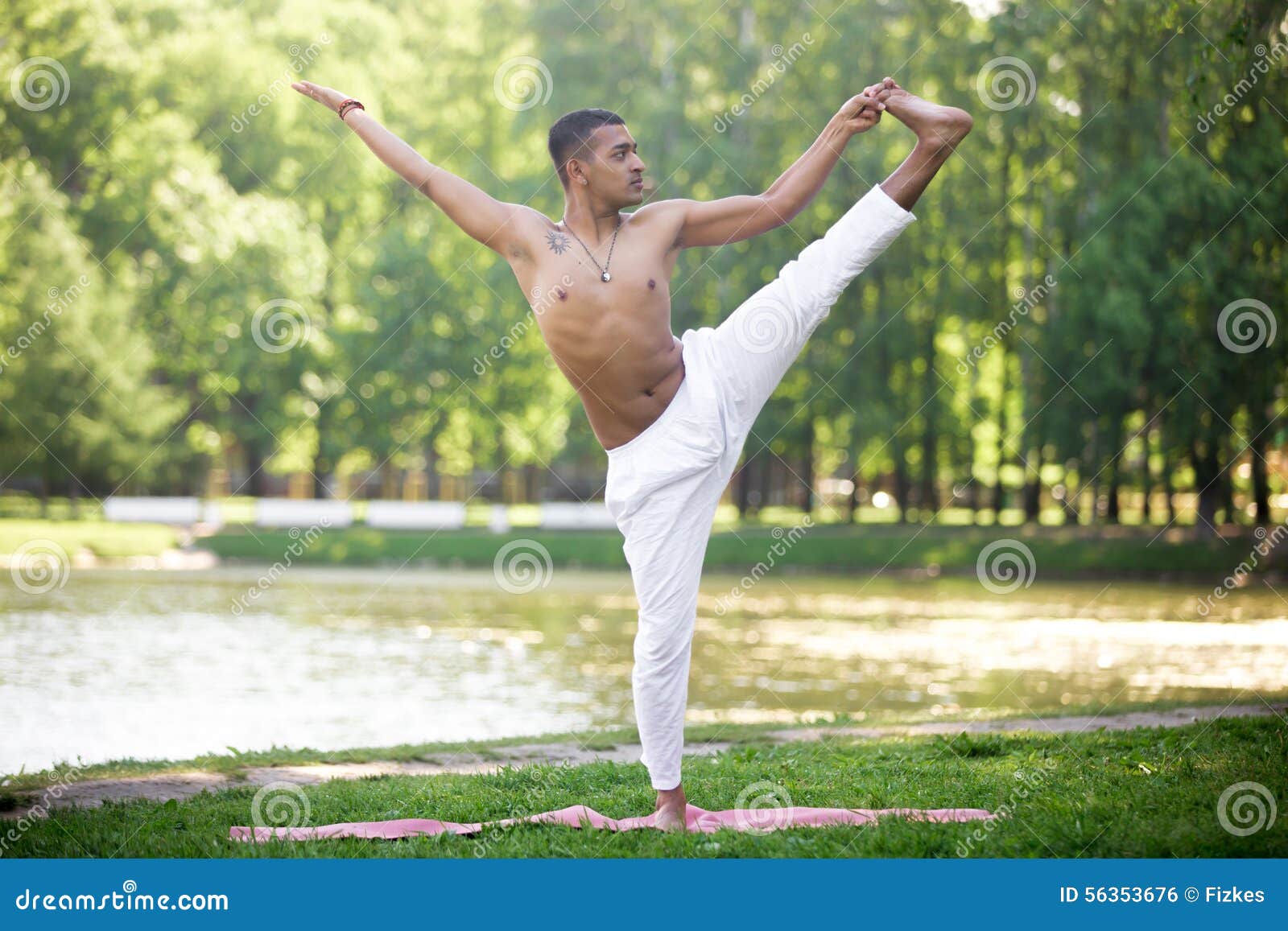 Yoga Di Pratica Indiana Del Giovane Fotografia Stock Immagine di