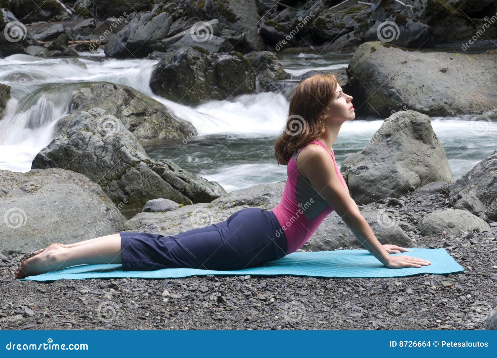 Yoga door de Rivier stock foto. Image of lenig, meditatie 8726664