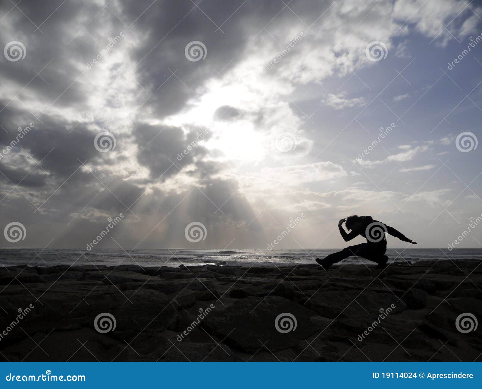Yoga en el mar foto de archivo. Imagen de sano, lifestyle 19114024