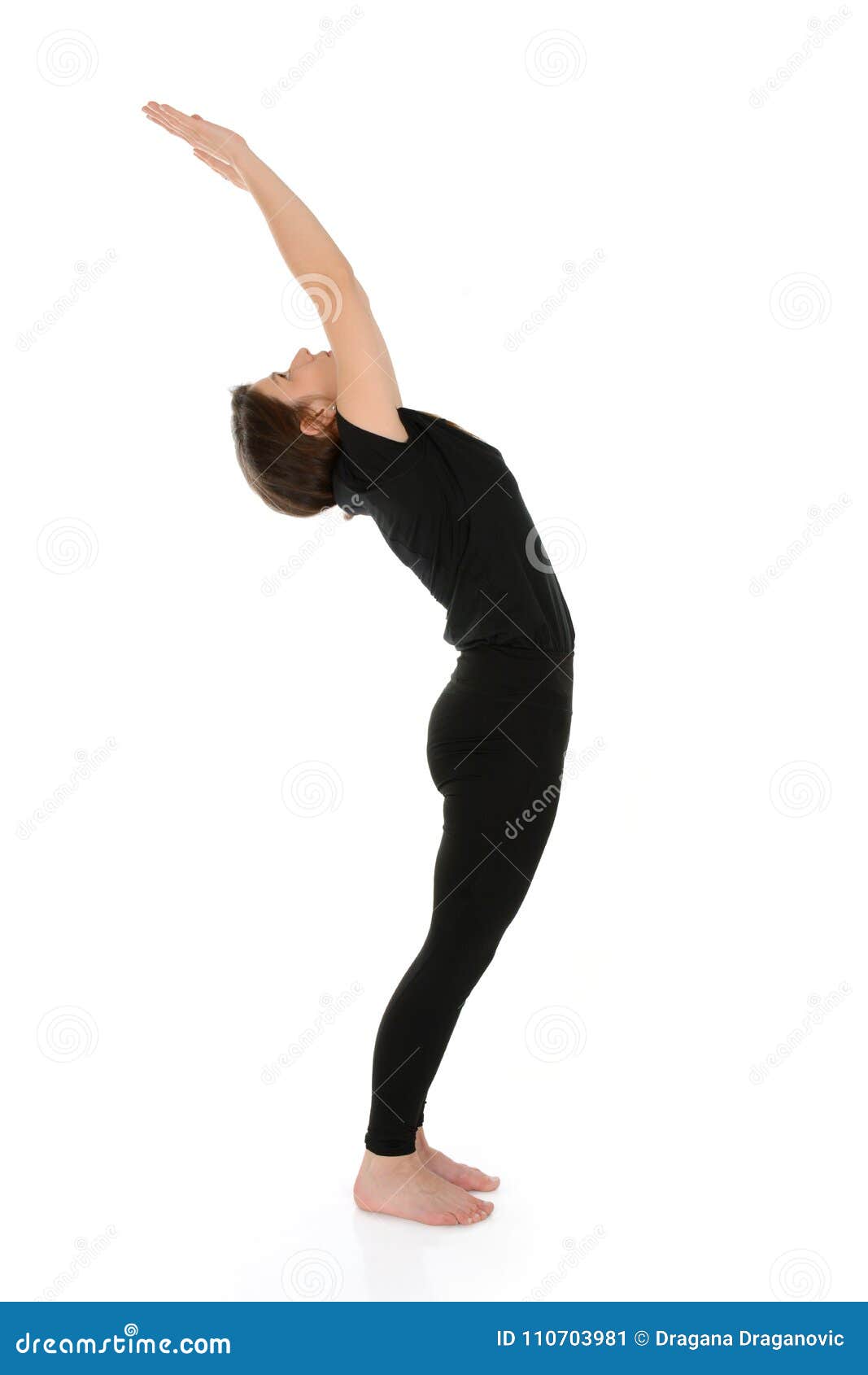 Raised Hands Pose. Urdhva Hastasana. Young fitness woman sits on yoga mat,  meditating, lifting arms and doing breathing exercises, sitting at home in  sportswear 35338678 Stock Photo at Vecteezy