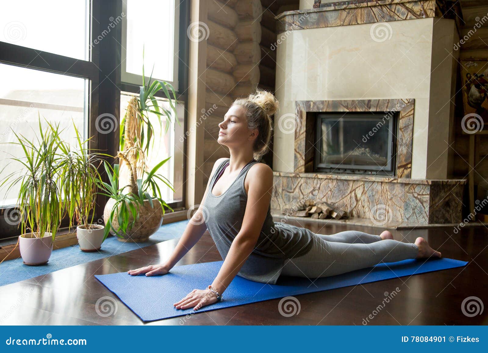 Yoga hemma Kobran poserar fotografering för bildbyråer. Bild av