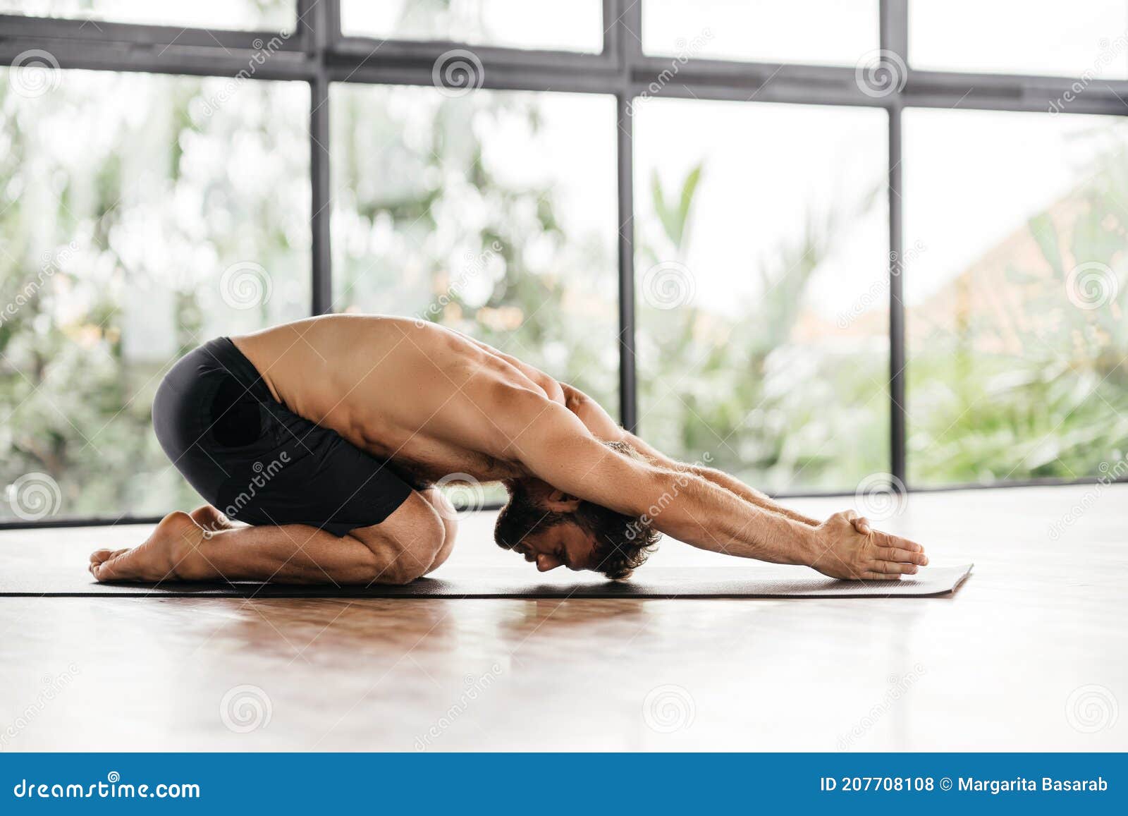 Yoga Mannen Werken in Studio Voor Raam Foto - Image ochtend: 207708108