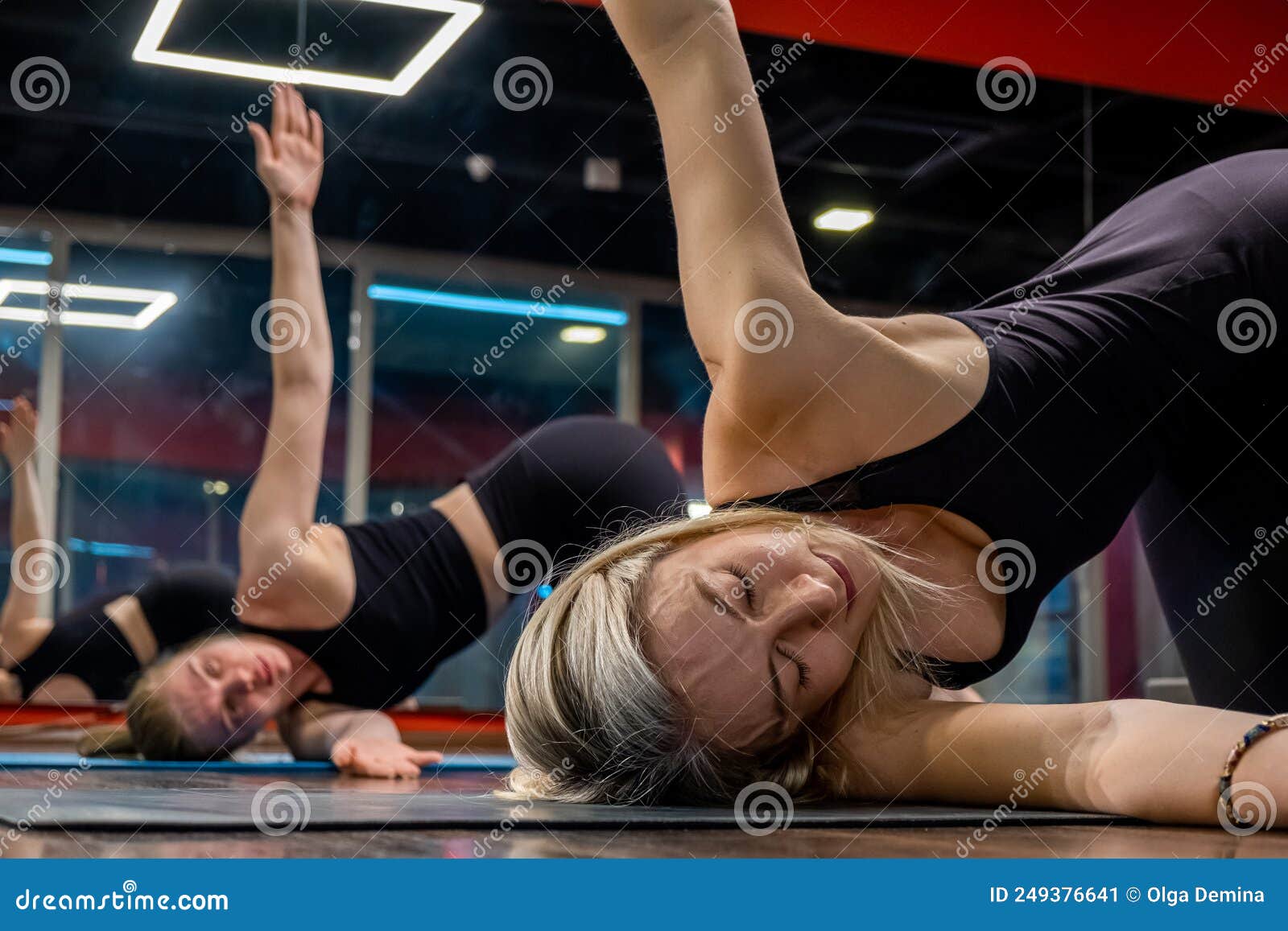 Yoga Teacher Student Group Lesson Practicing Yoga Teaching Moves