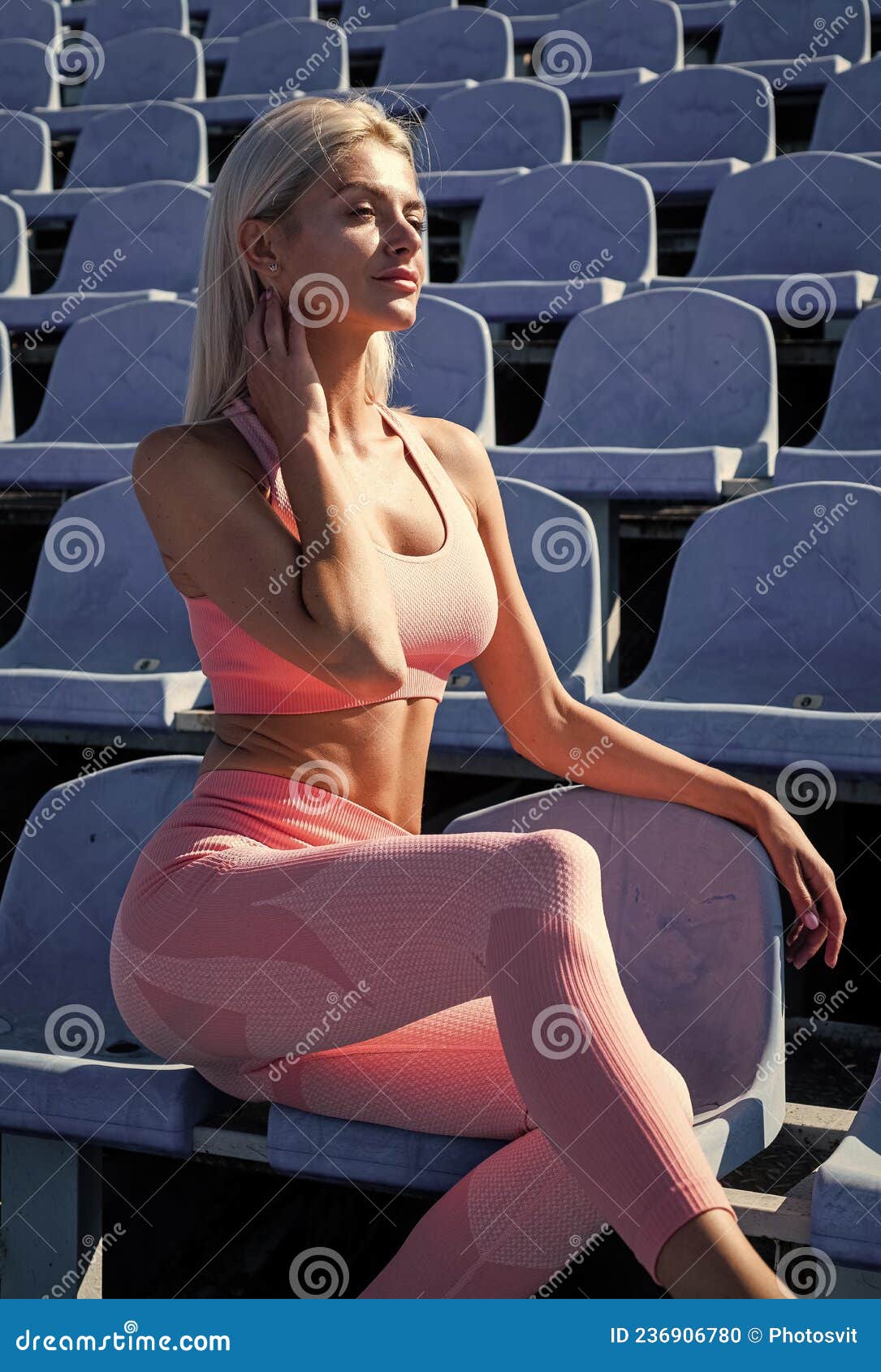 Yoga Und Pilze. Sport Und Gesunde Lebensweise. Sexy Frau Mit Knackigem  Hintern. Sportlerin Trainiert Auf Stockfoto - Bild von gesund, blick:  236906780