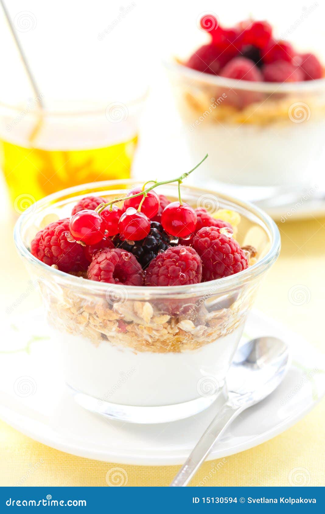 Yoghurt, Muesli, Bessen En Honing Stock Foto Image of vlok, dieet 15130594