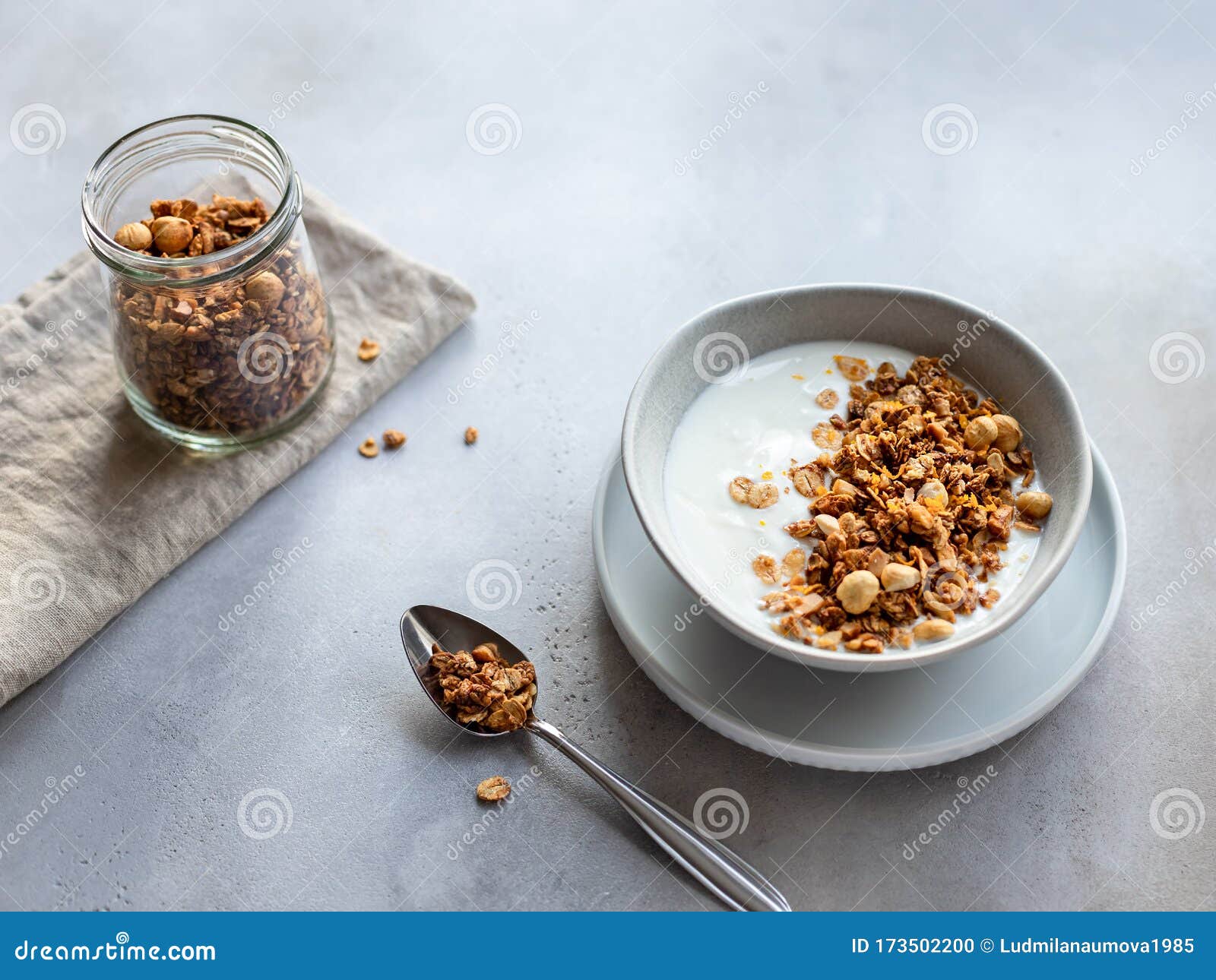 Yogur Natural Con Granola, Nueces En Un Bol Desayuno Saludable, Bocadillo  Foto de archivo - Imagen de granola, crujiente: 173502200