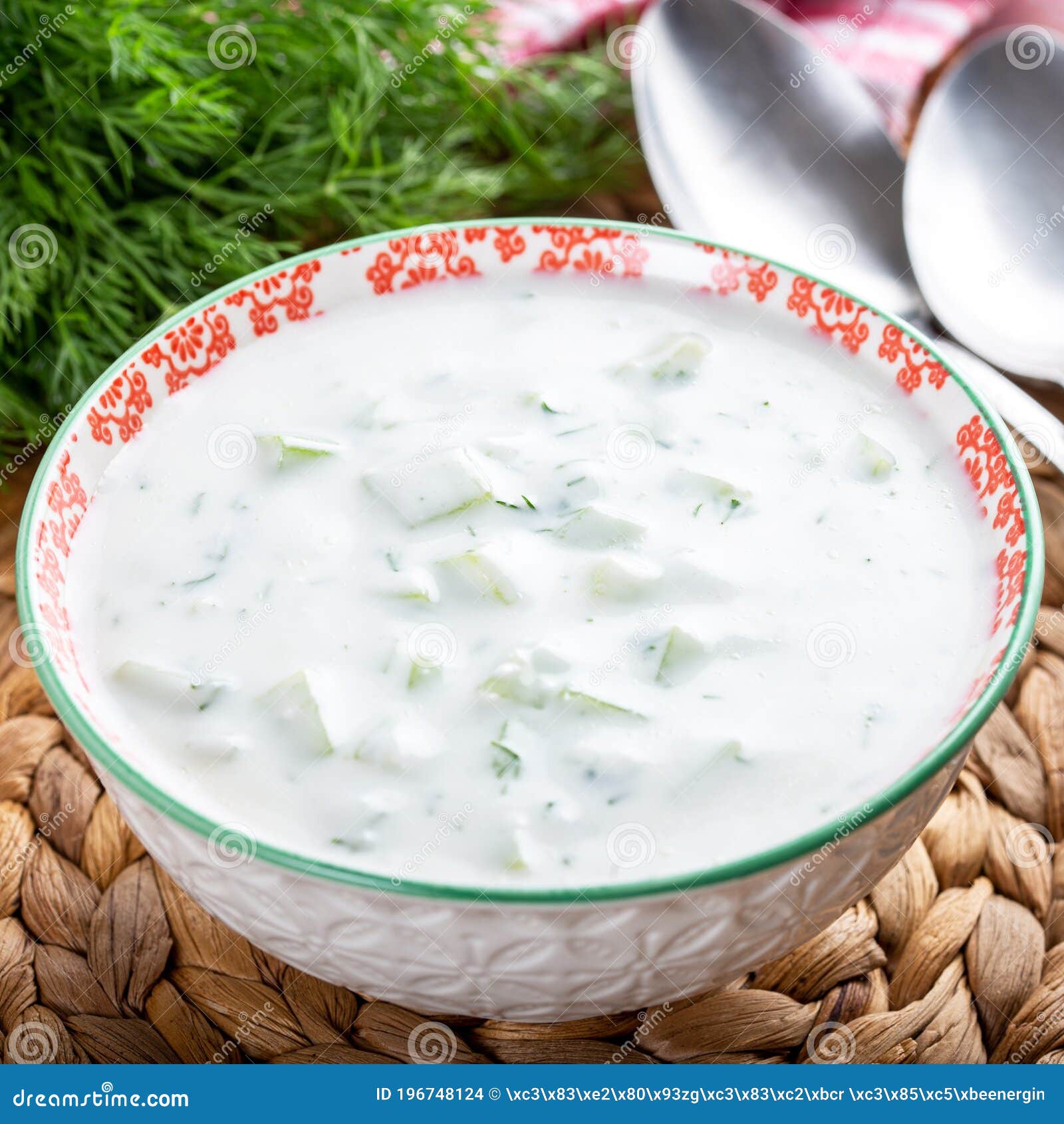 Yogur Turco De Cacik Con Rodajas De Pepino Y Salsa De Aceite De Oliva ...