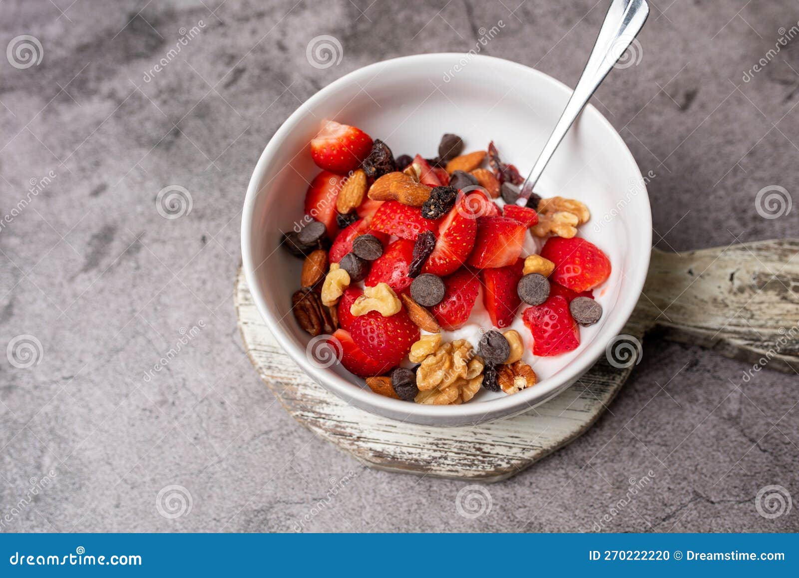 Yogur con Cereales, Nueces y Frutos Rojos