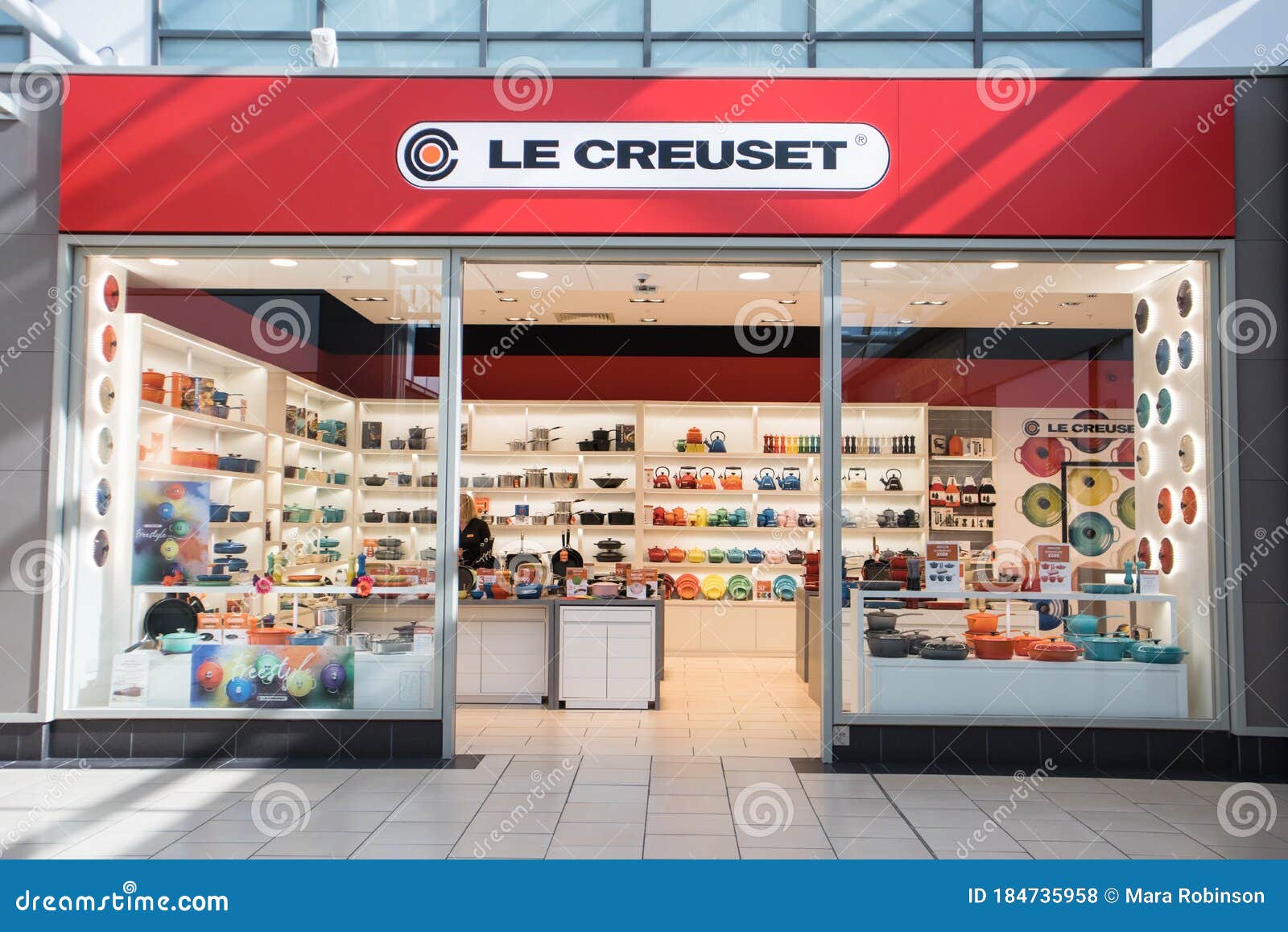 Le Creuset Cooking Store Shop Editorial Stock Photo - Image drink, famous: 184735958