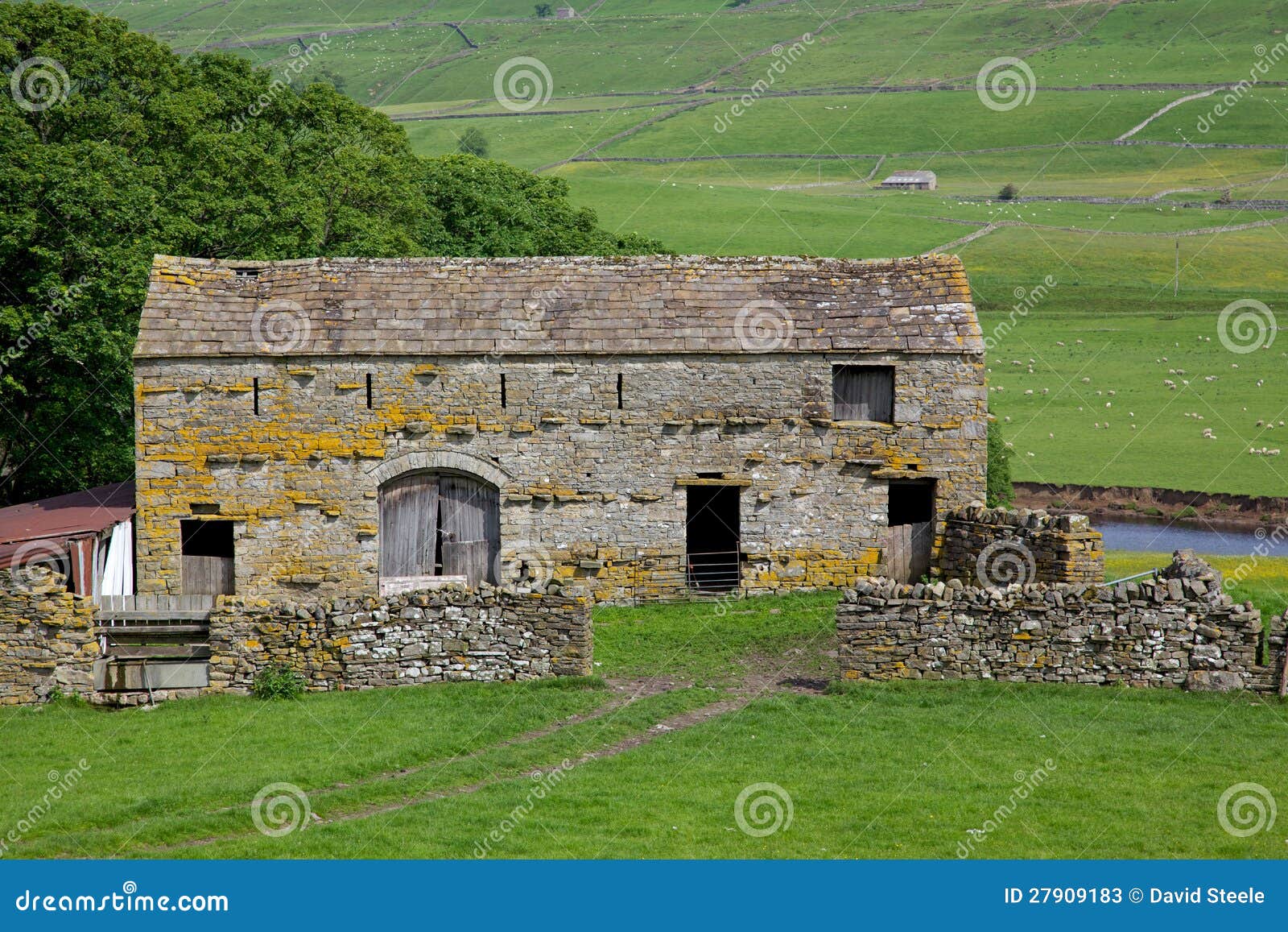 Yorkshire Dales Barn stock image. Image of scenic, architecture 27909183