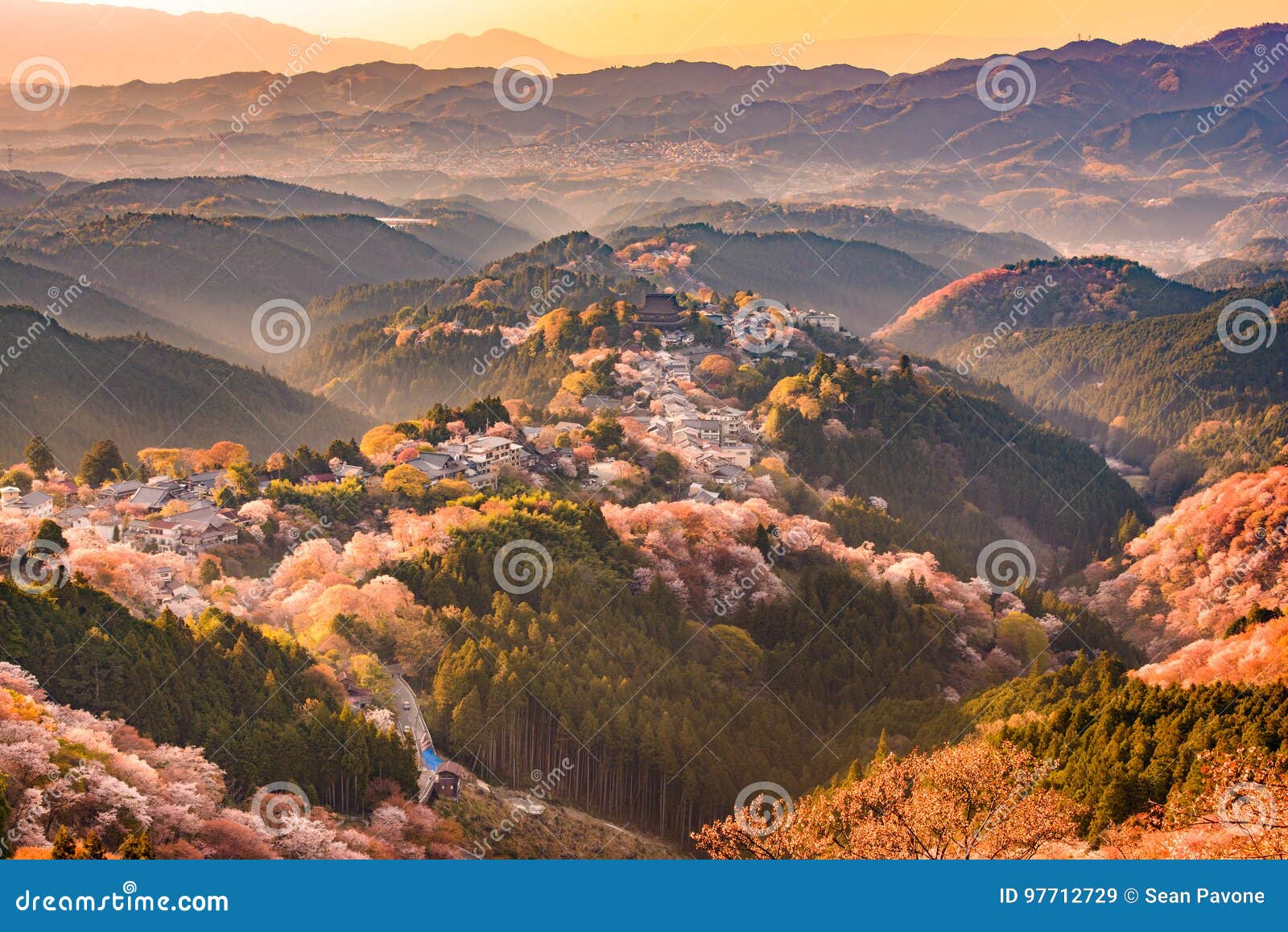 Yoshinoyama, Japan in De Lente Stock Afbeelding - Image of avond, maart ...