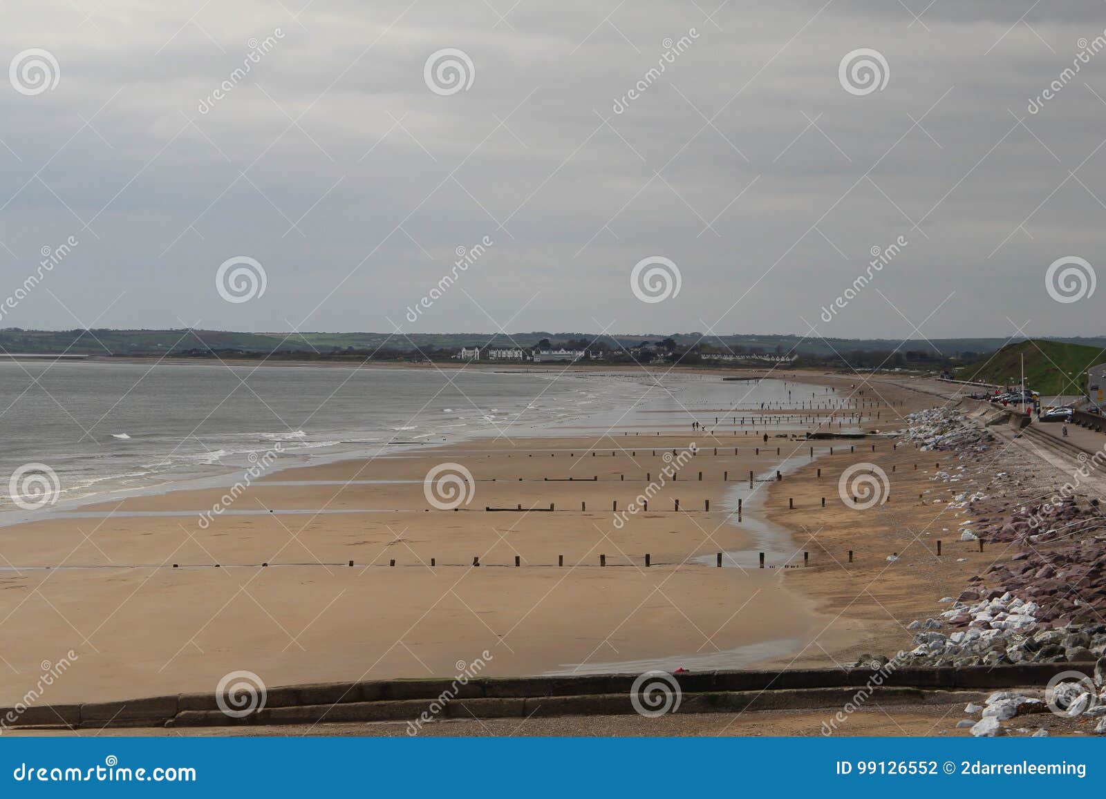 Youghal, playa de la bandera azul, corcho del condado. Playa vacía en el pueblo de Youghal Playa de Sandy cuyo algunas piezas tienen situación de la bandera azul Éste es corcho del este del condado en Irlanda