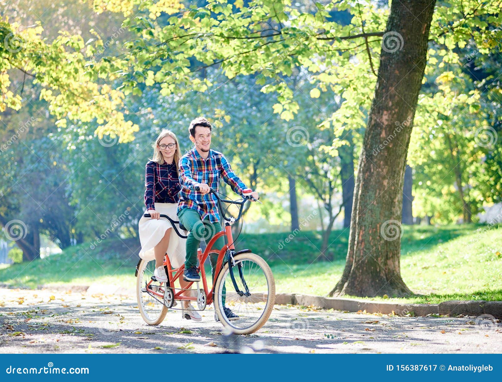 6,940 Bicicleta Tandem Royalty-Free Images, Stock Photos & Pictures