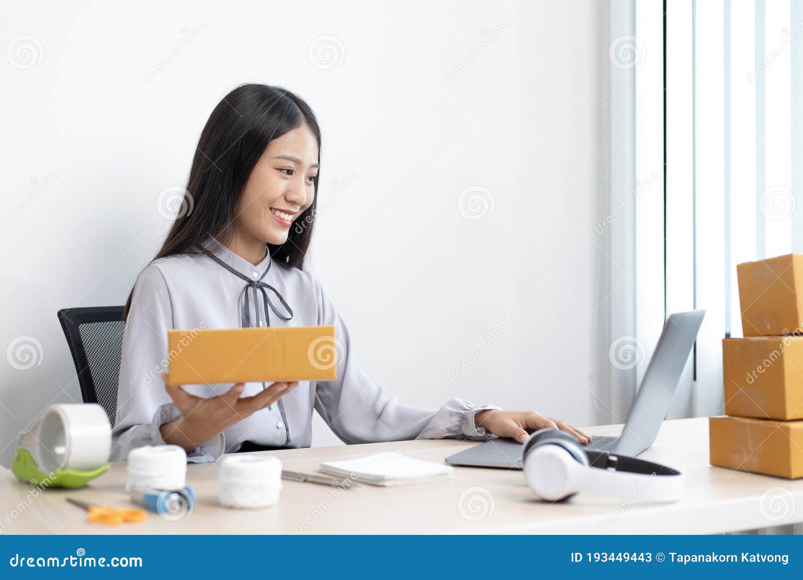 Young Asian Woman Chatting with a Customer on a Laptop and Displays the ...