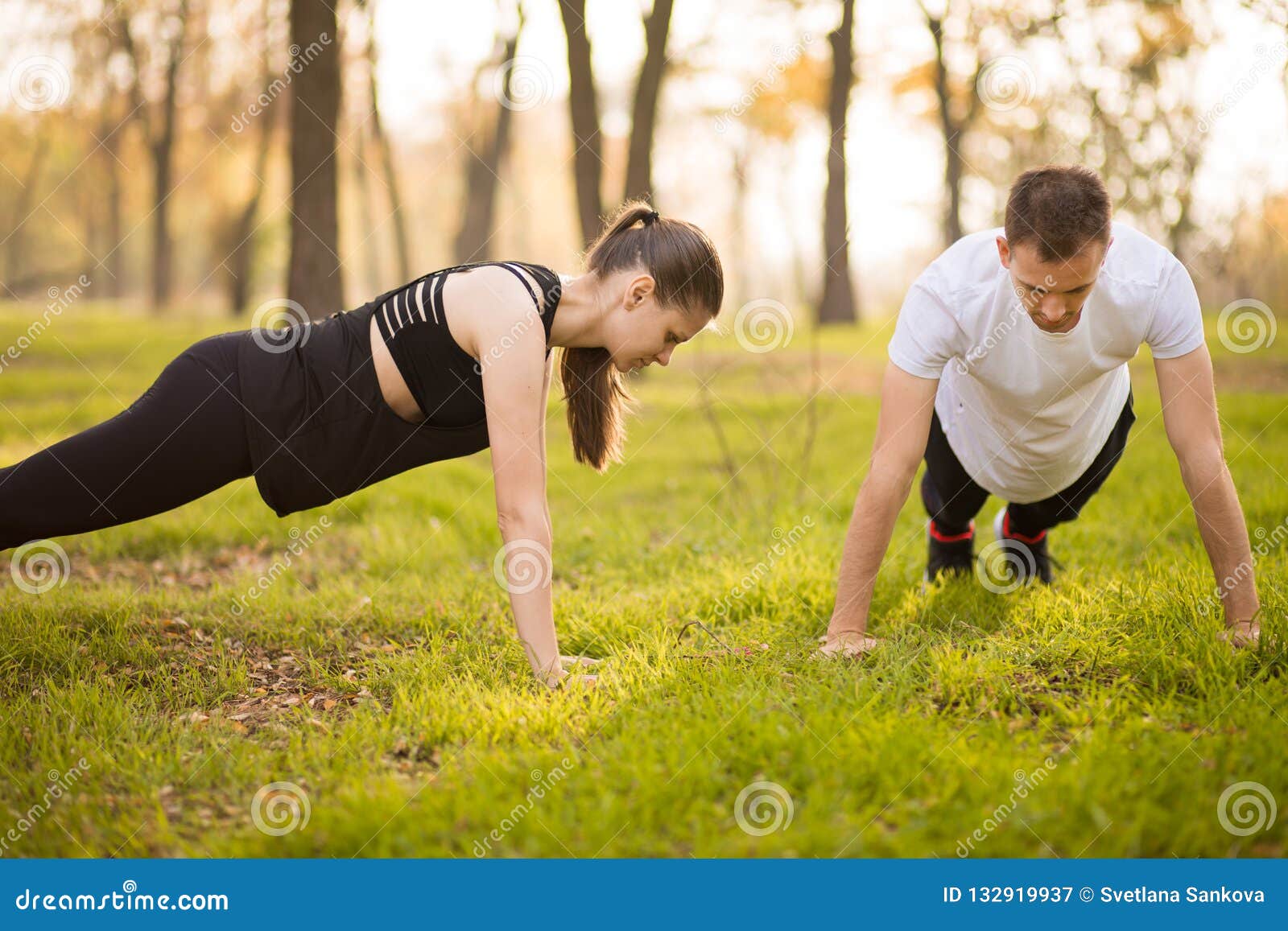 forfriskende svag Doktor i filosofi Young Athletic Couple Doing Push Up Outdoors. Athletic Family Engaged in  Sports on Nature. Sport Concept. Stock Image - Image of physical, endurance:  132919937