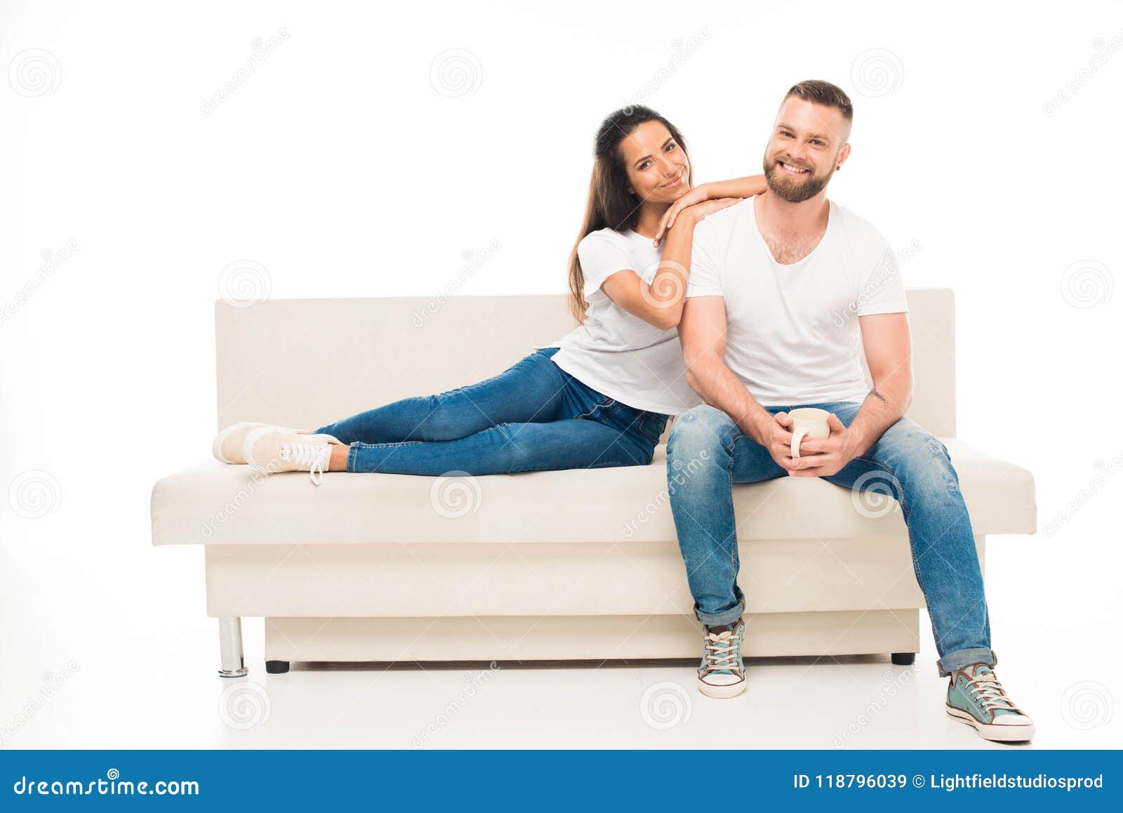 Парочка на белом диване крокус. Пара на диване. Сидит на диване. Фотосессия на диване пара. Влюбленные сидят на диване.