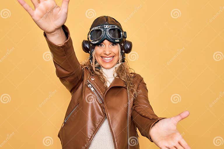 Blonde woman in aviator sunglasses - wide 6