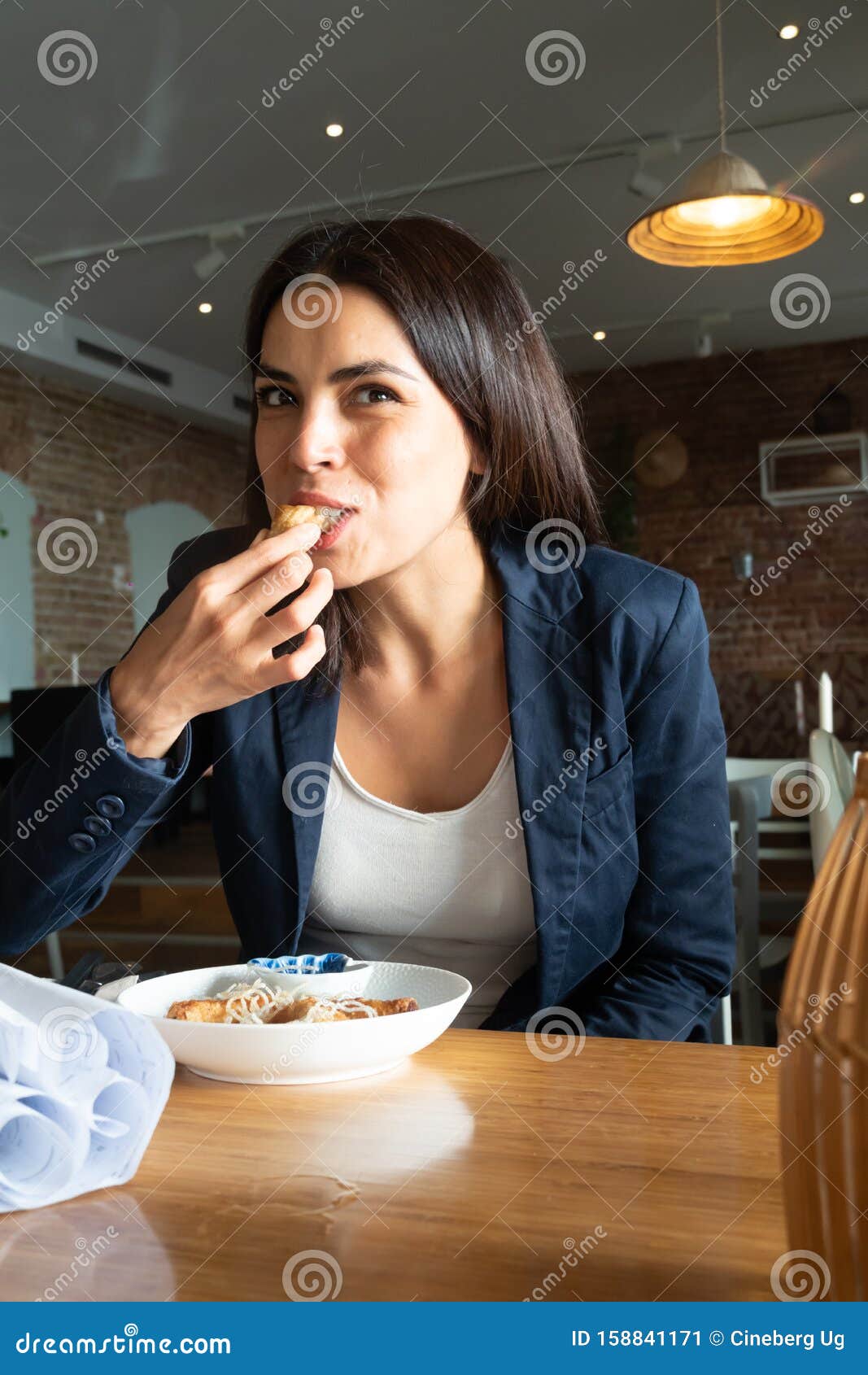 eating between girl