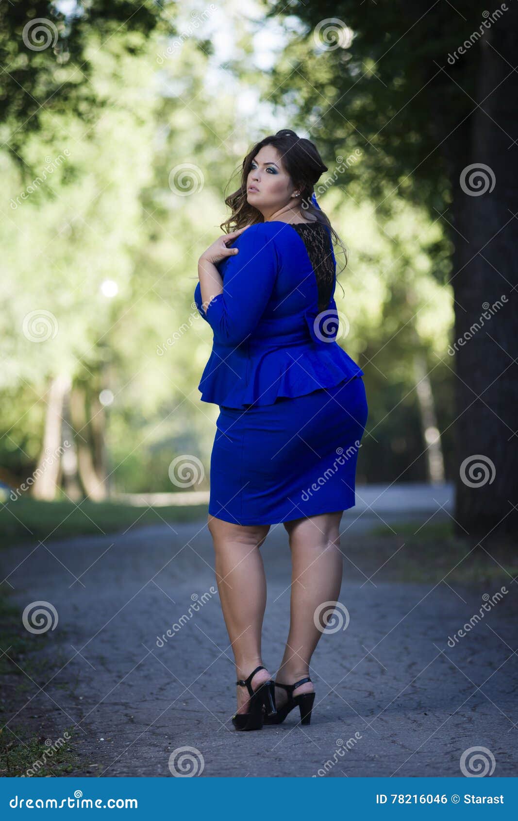filter Berolige Hændelse, begivenhed Young Beautiful Caucasian Plus Size Fashion Model in Blue Dress Outdoors,  Xxl Woman on Nature, Back View Stock Photo - Image of overfat, fashion:  78216046