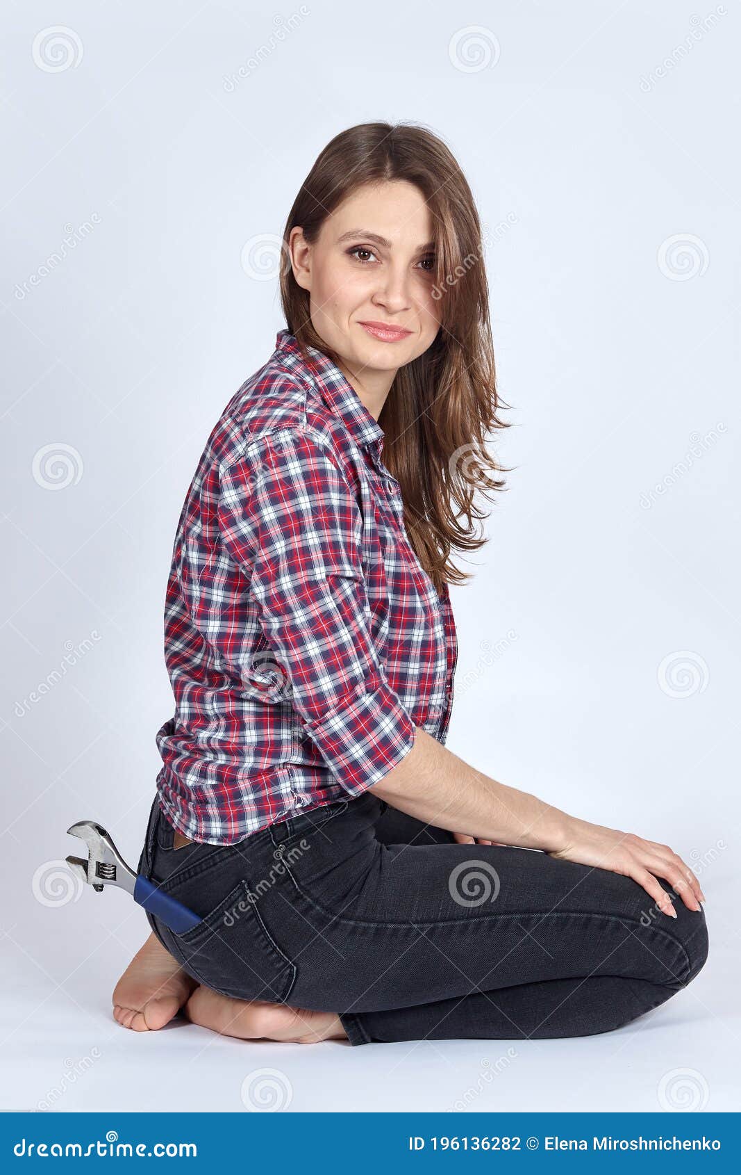 Wench on streets crossing her sexy legs while sitting