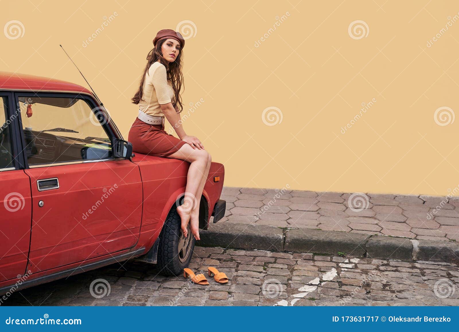 https://thumbs.dreamstime.com/z/young-beautiful-girl-dressed-retro-vintage-style-enjoying-summertime-lifestyle-old-european-city-173631717.jpg