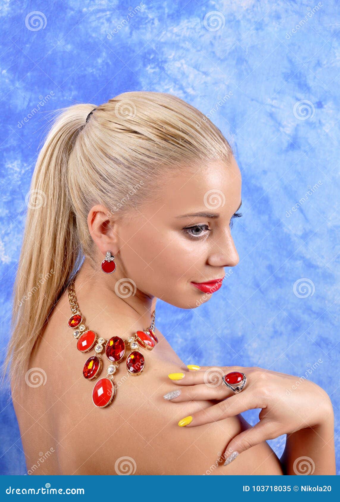Woman Wearing Pearl Necklace Royalty Free Stock Photos 