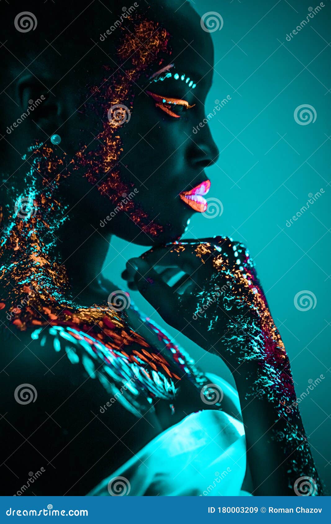 Charmante Femme Sensuelle D'apparence Noire En Maquillage De Peinture  Fluorescente, Posant En Pose De Prière. Peinture Luminescente, Art  Corporel, Néons. Isolé Sur Fond Sombre, Portrait, Intérieur
