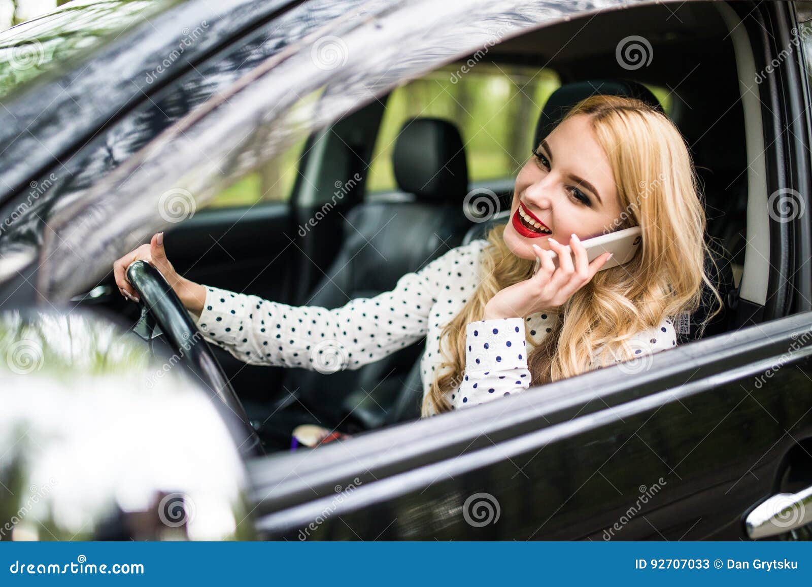https://thumbs.dreamstime.com/z/young-beautiful-woman-calling-phone-driving-car-street-92707033.jpg