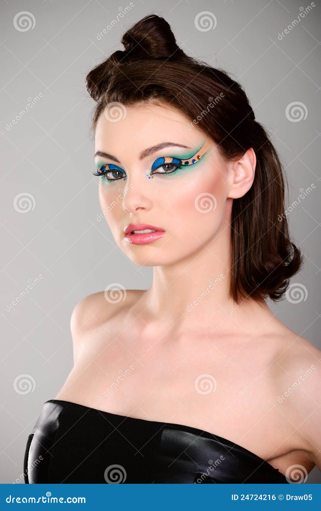 makeup to go with black dress