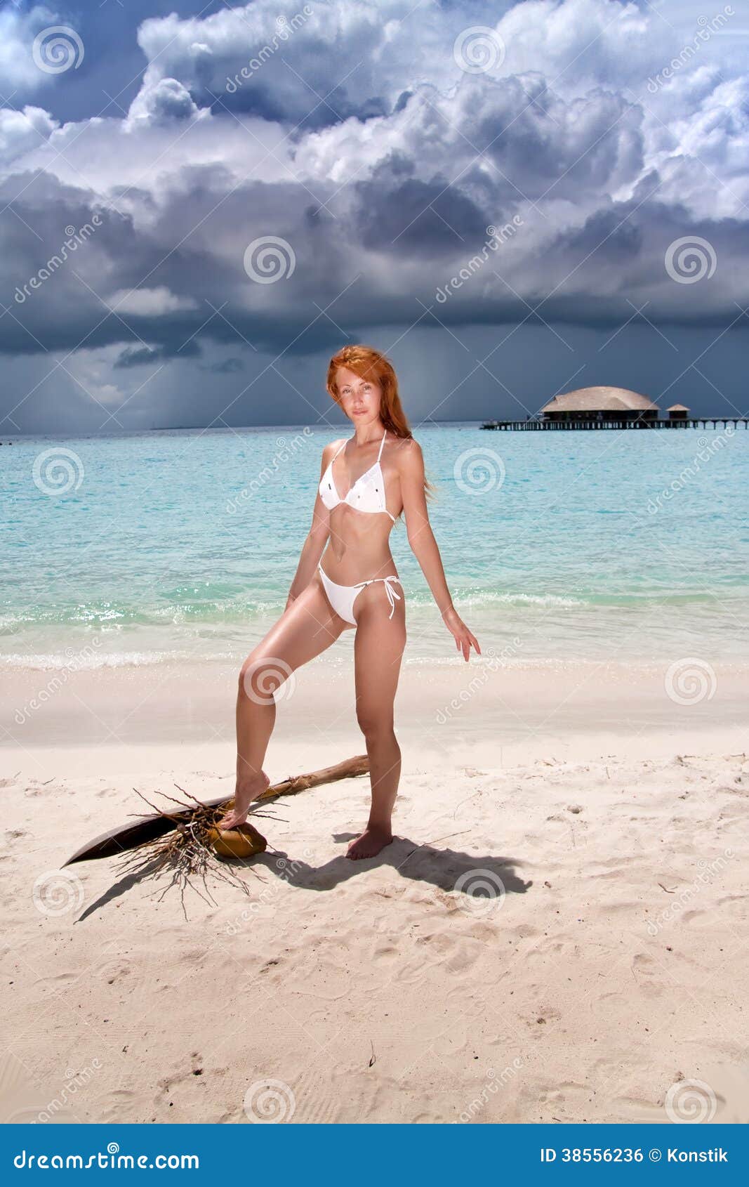 Виктория Тарасова в купальнике на пляже