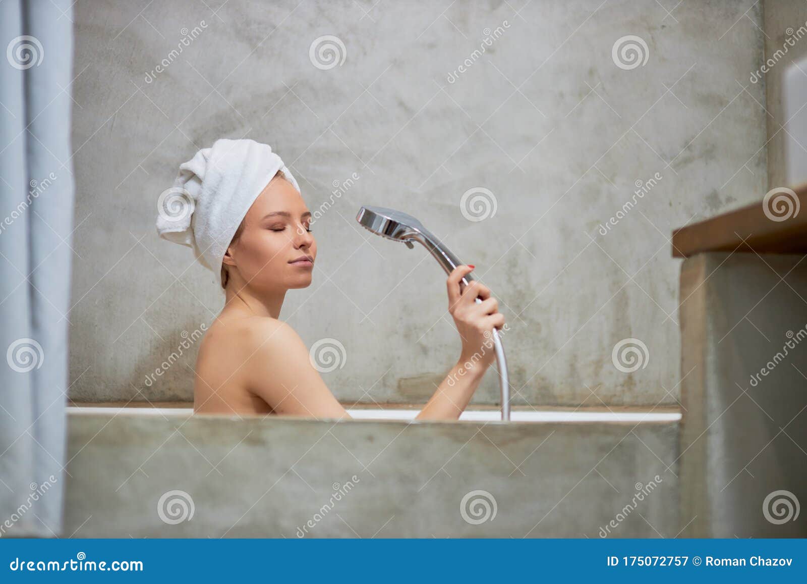 Young Beautiful Woman Take Bath Stock Image - Image of body, interior:  175072757