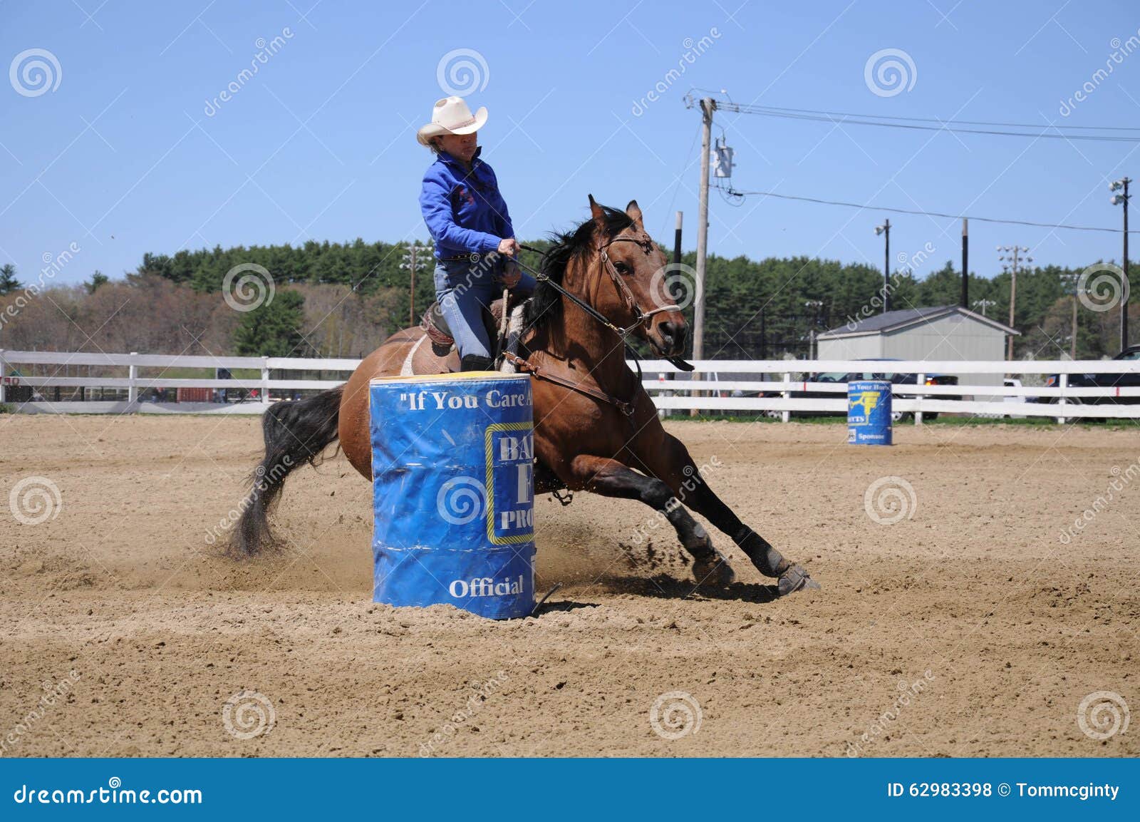 Woman Barrel Racing On Her Beautiful Horse In A Rodeo Arena Stock Photo -  Download Image Now - iStock