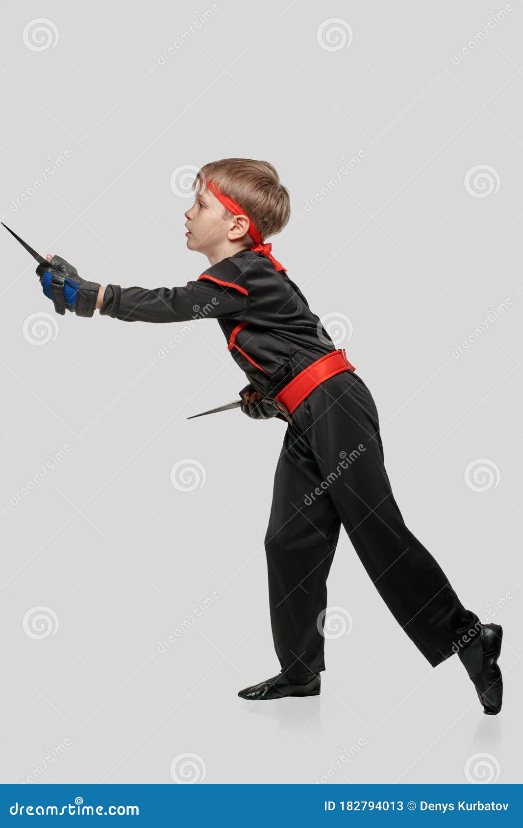 Practicing knife throwing stock image. Image of active 182794013