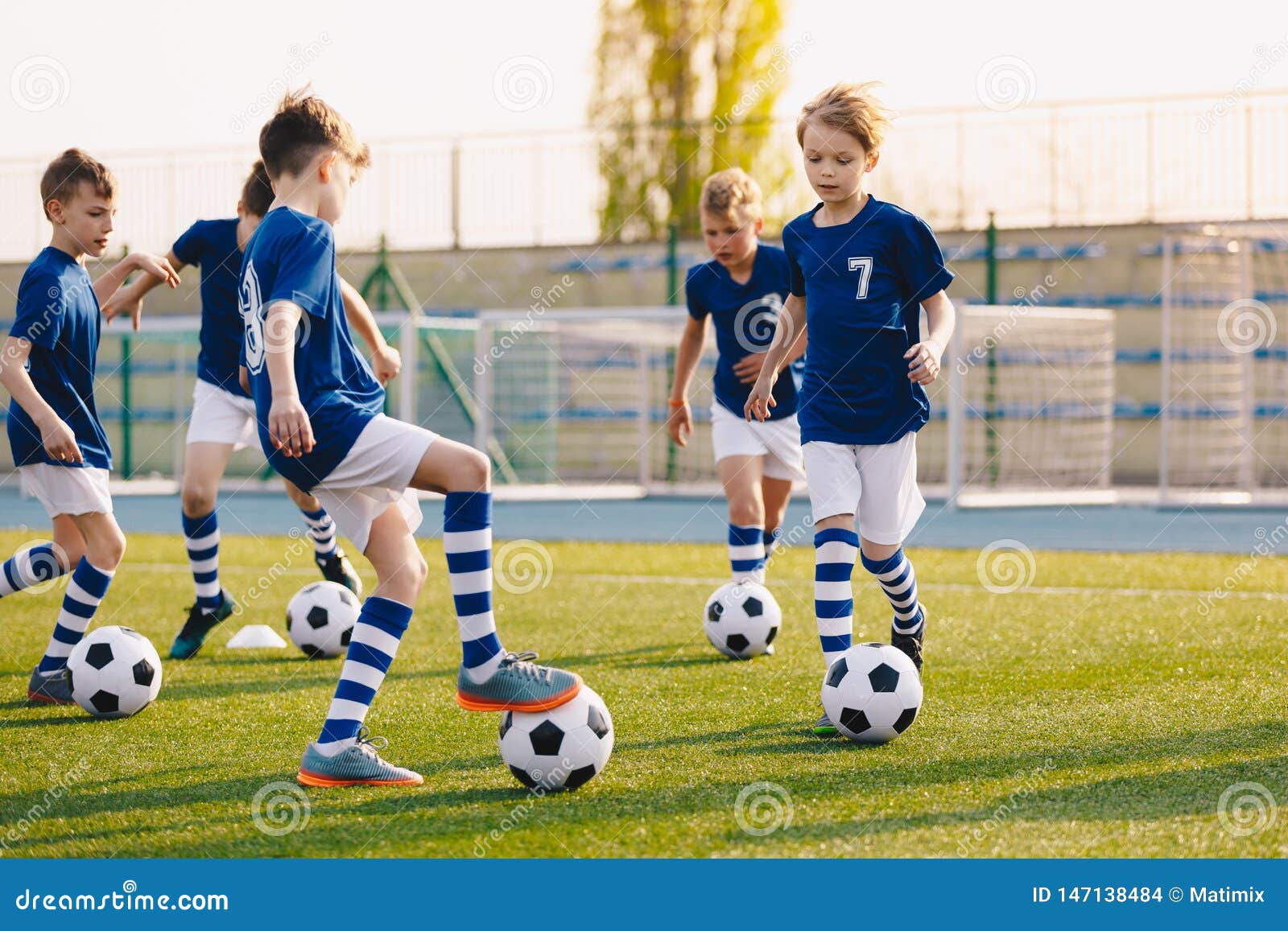 Young Boys in Sports Club on Soccer Football Training. Les enfants