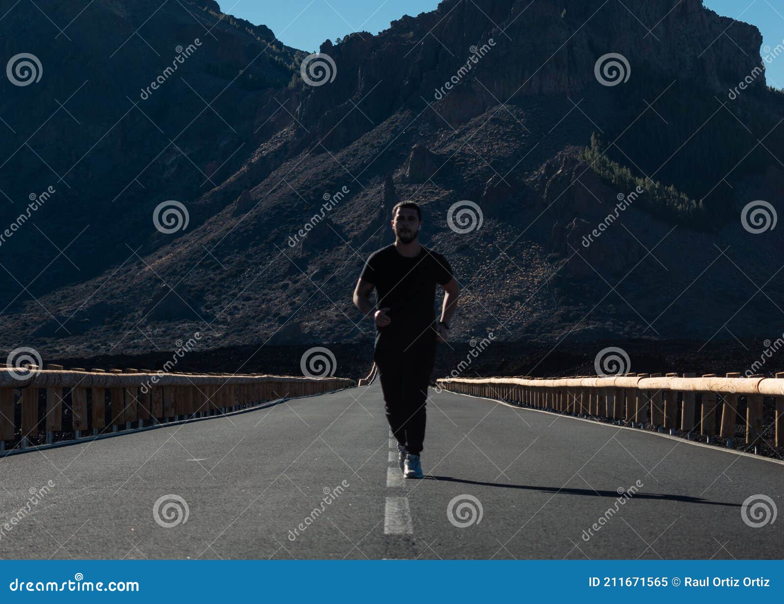 joven morena corriendo al aire libre